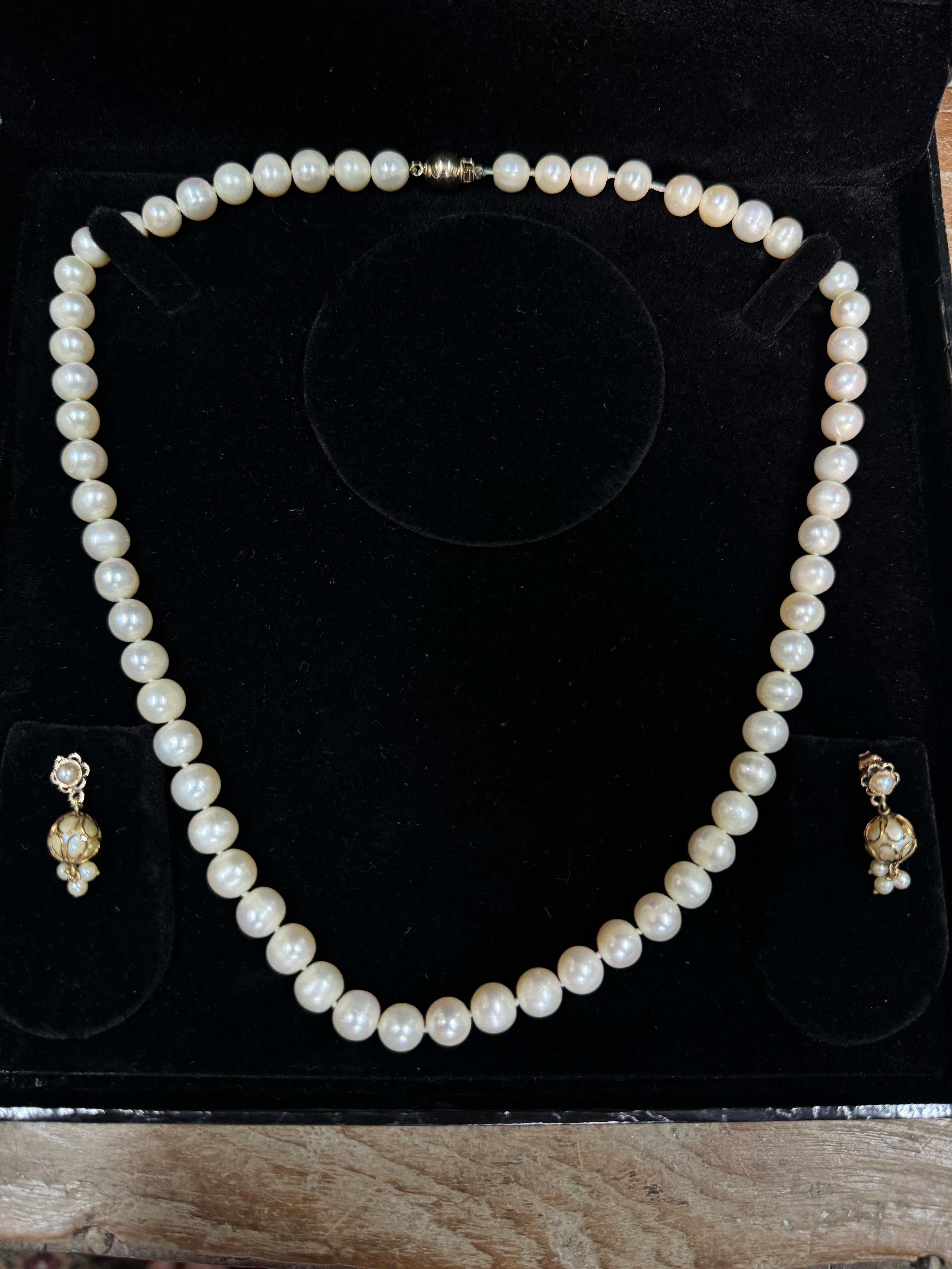 Art Déco Orecchini UNOAEERE 18KT CON chiusura in oro 14kt Collana di perle coltivate di qualità. in vendita
