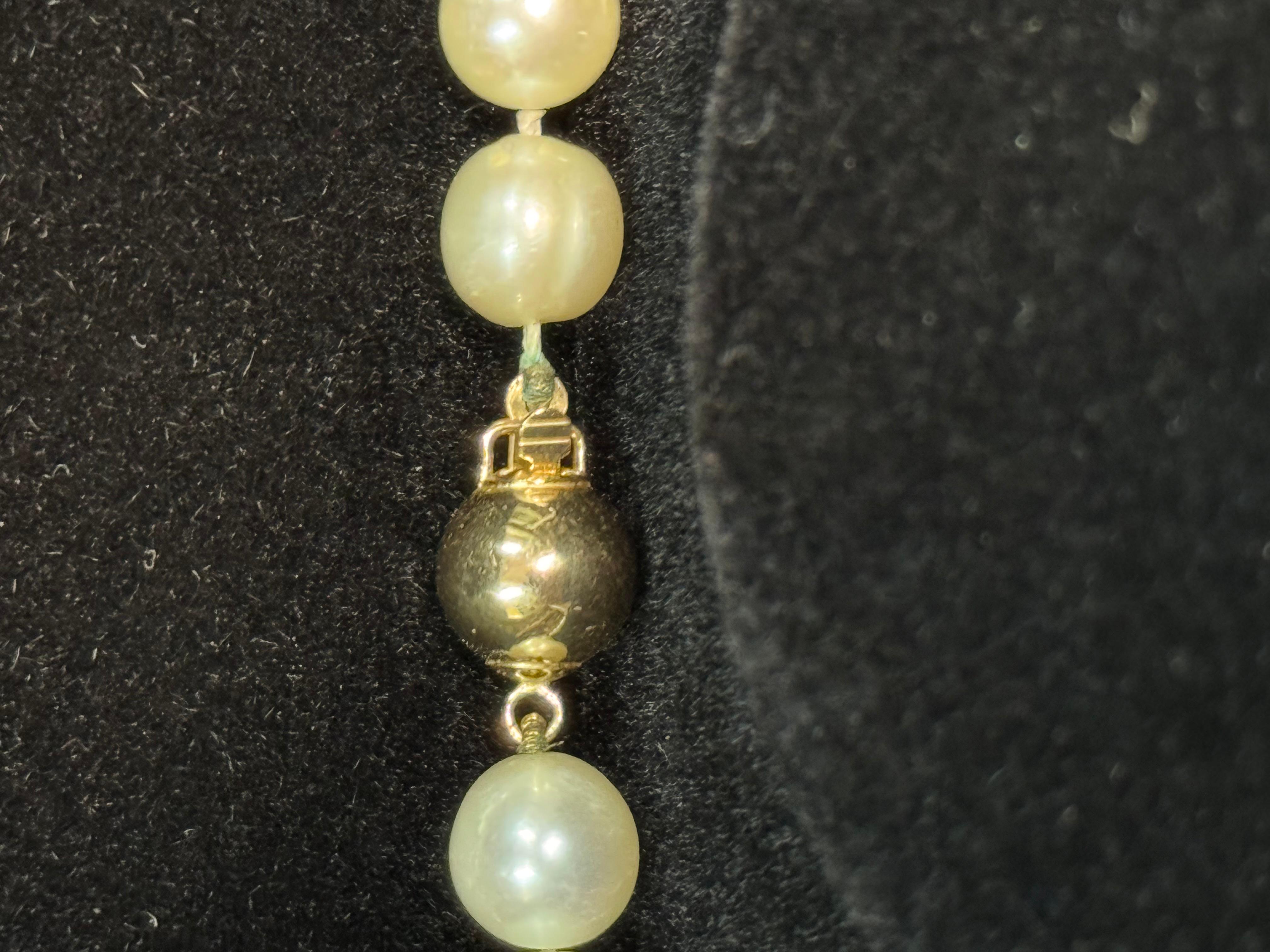 Orecchini UNOAEERE 18KT CON chiusura in oro 14kt Collana di perle coltivate di qualità. In condizioni buone in vendita a Mumbai, IN