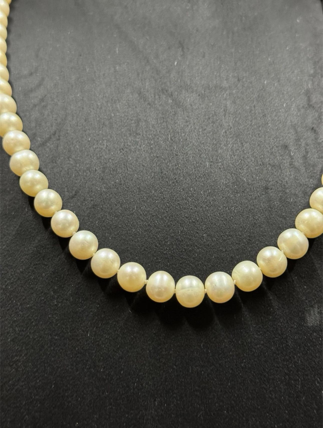 Orecchini UNOAEERE 18KT CON chiusura in oro 14kt Collana di perle coltivate di qualità. in vendita 2