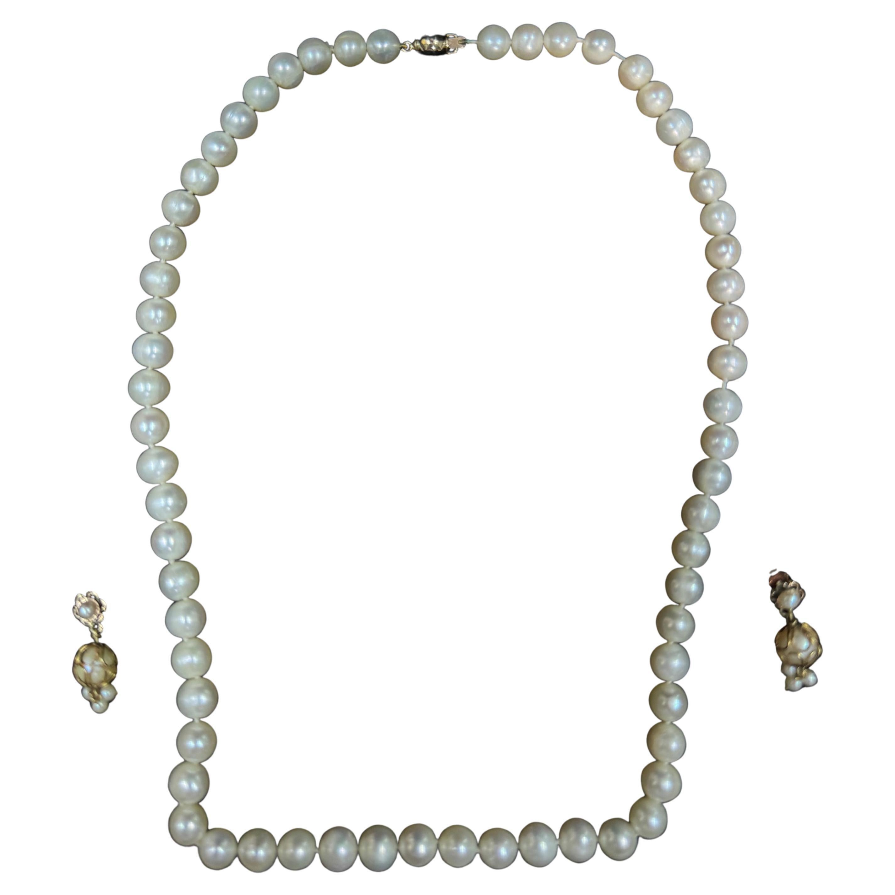 18KT UNOAEERE earrings WITH 14kt gold clasp Quality Cultured pearl necklace.