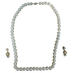 Pendientes UNOAEERE DE 18 KT CON BROCHE DE ORO DE 14 KT Collar de perlas cultivadas de calidad.