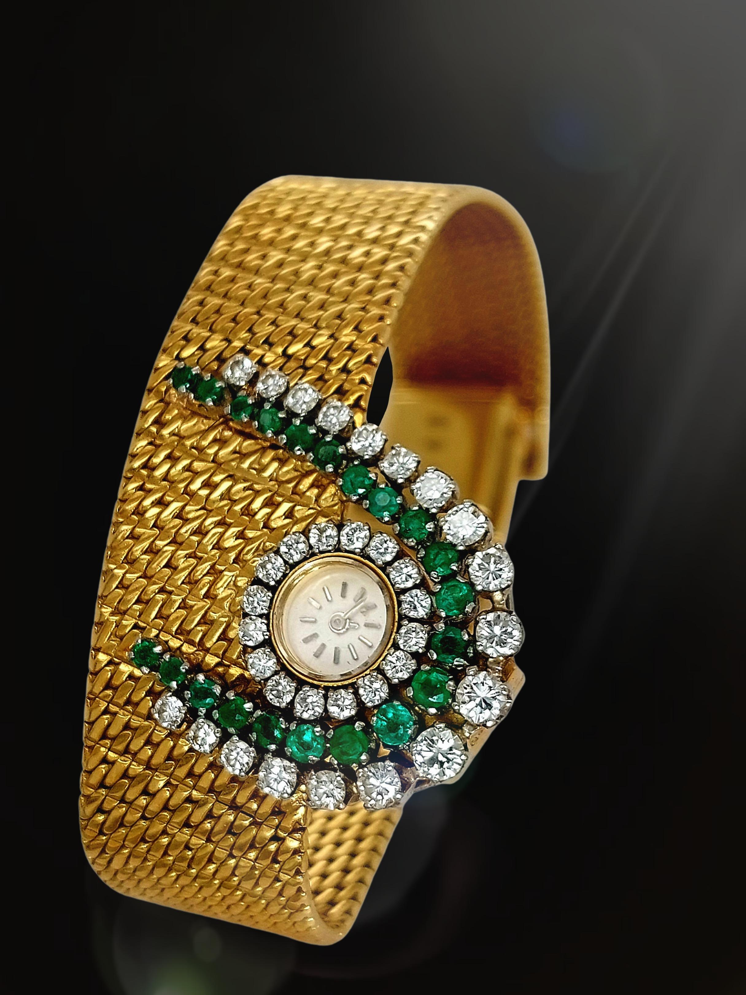 Pièce de collection, 18kt  Montre bracelet en or jaune Vacheron Constantin Genève avec le plus petit mouvement baguette de l'époque.

Diamants : 18+16 diamants de taille brillante

Émeraude : 21 émeraude

MATERIAL : Or jaune 18kt

Boîtier : or jaune