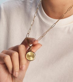 Ciondolo con charm in oro caldo 18kt e fermagli apribili 18kt e finitura a raggio di sole