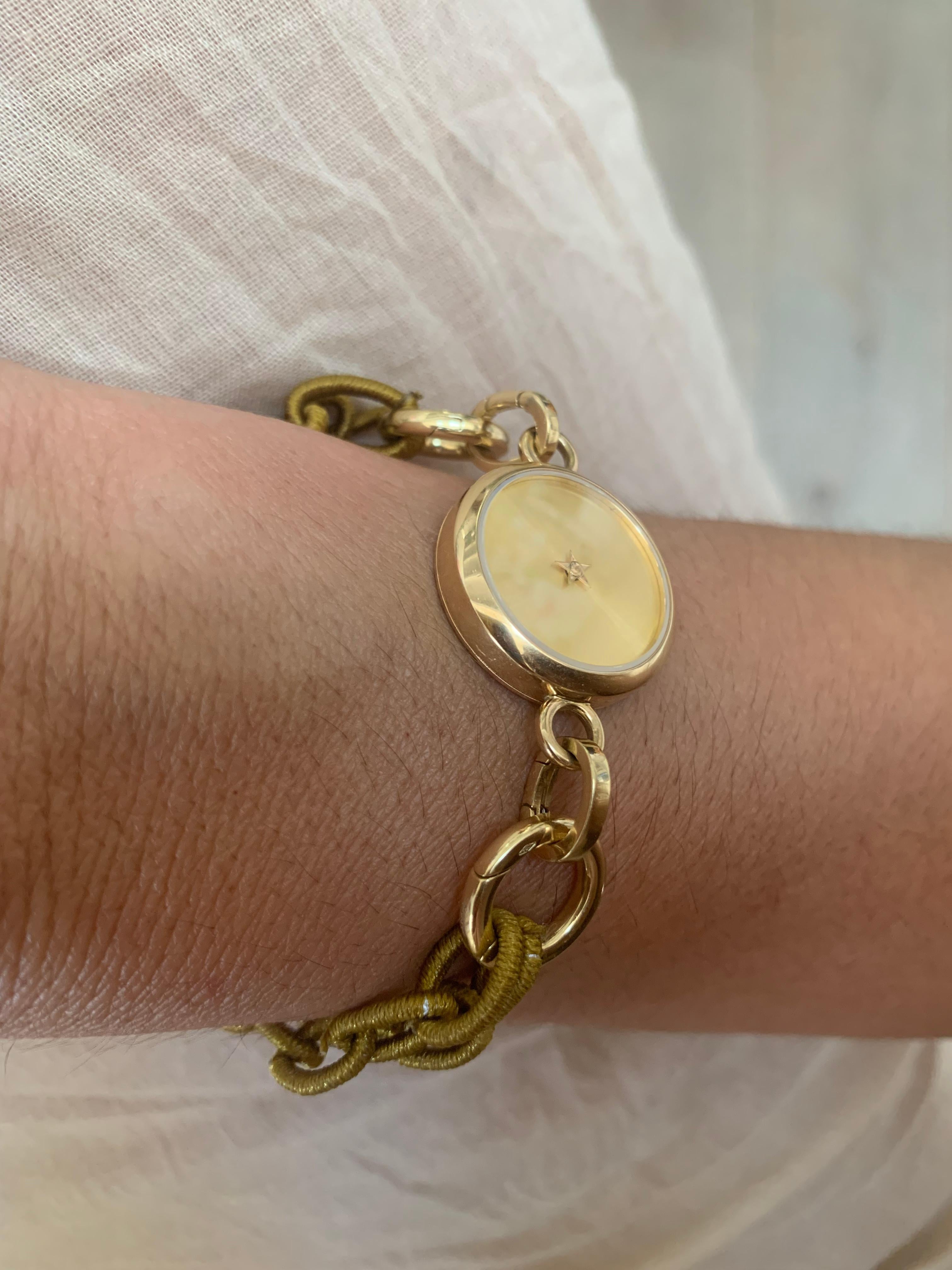 Carpe Diem Pendant is non-time-telling timepiece, essentially golden sunray finishing face.
Beautiful Piece with a movement inside that allows the little star in the middle to move every second to remind that time is precious ! 

The golden star