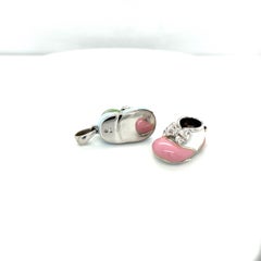 18KT WG Baby Schuh-Charm mit rosa und weißer Emaille und Schleife