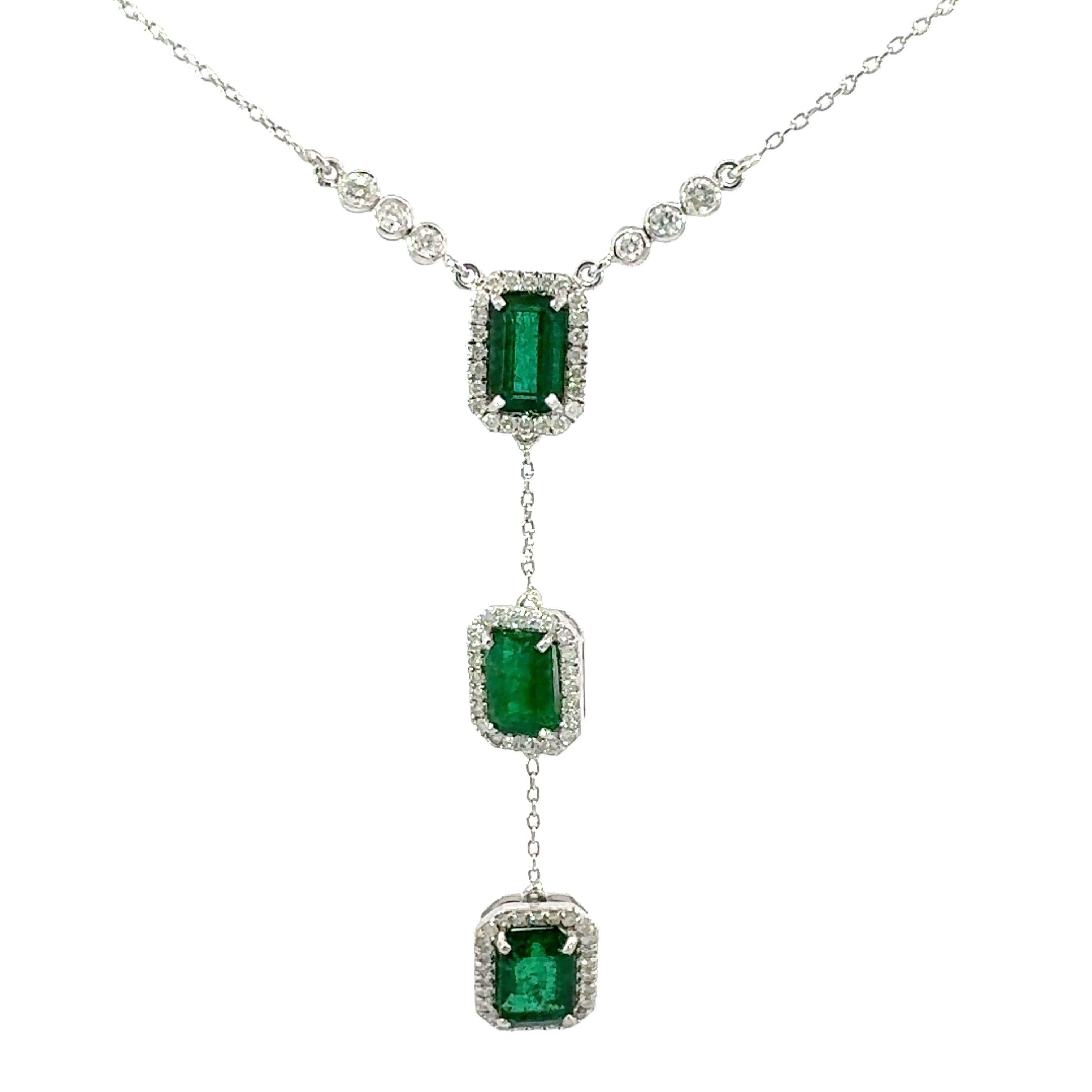 Una splendida collana di smeraldi naturali e diamanti in oro bianco 18Kt, con un diamante da 0,60 carati e smeraldi taglio smeraldo da 2,75 carati. Gli smeraldi sono elegantemente circondati da diamanti e creano una collana mozzafiato. 
Ci sono