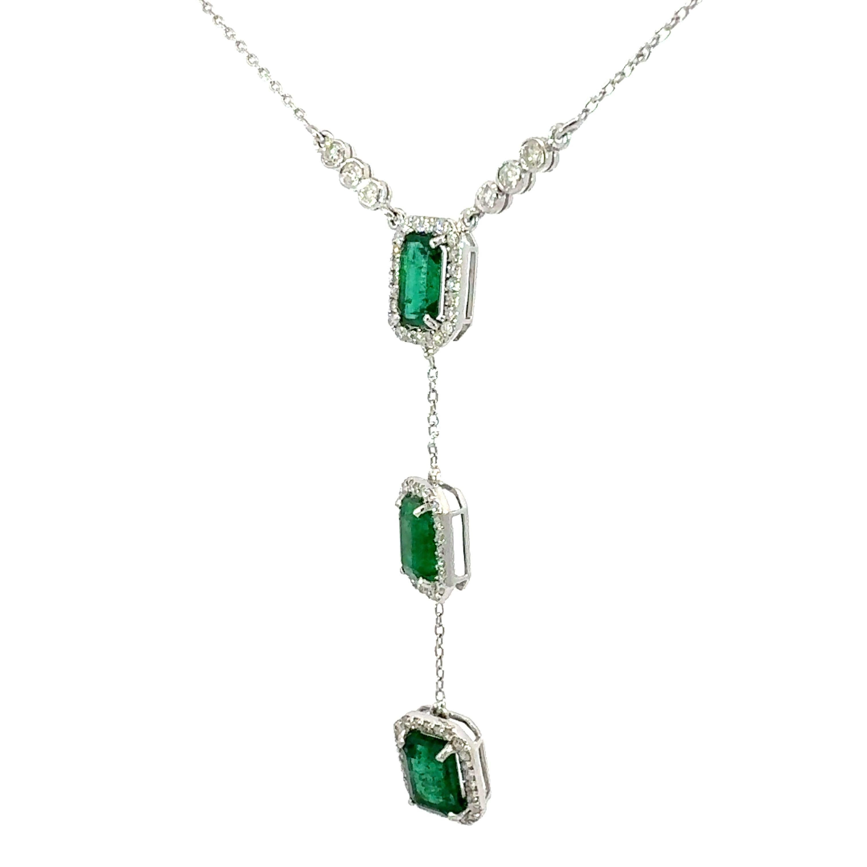 Collana con smeraldo e diamanti in 18Kt WG In condizioni Nuovo in vendita a New York, NY