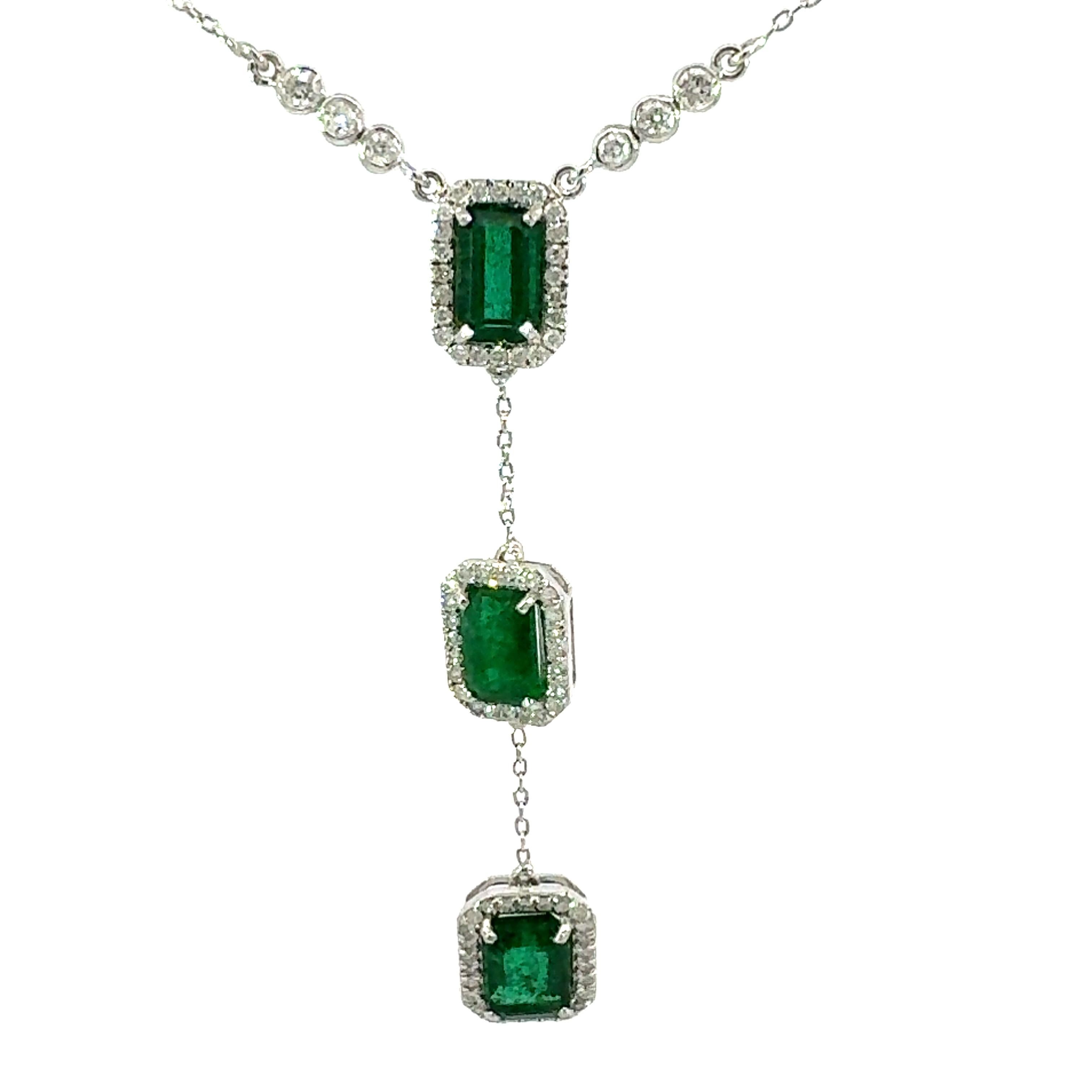 Donna Collana con smeraldo e diamanti in 18Kt WG in vendita