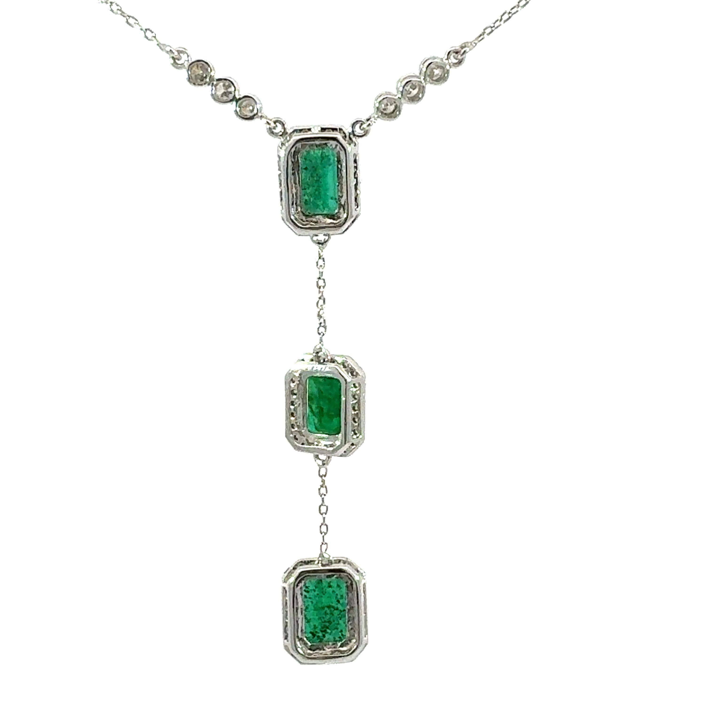 Collana con smeraldo e diamanti in 18Kt WG in vendita 1