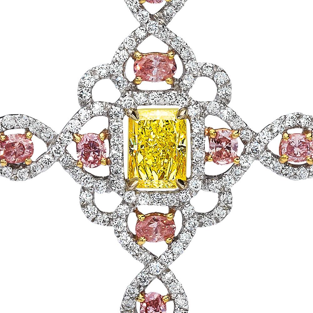 Colgante en forma de cruz de diamantes amarillos, rosas y blancos de 18 quilates con cadena de diamantes Moderno en venta
