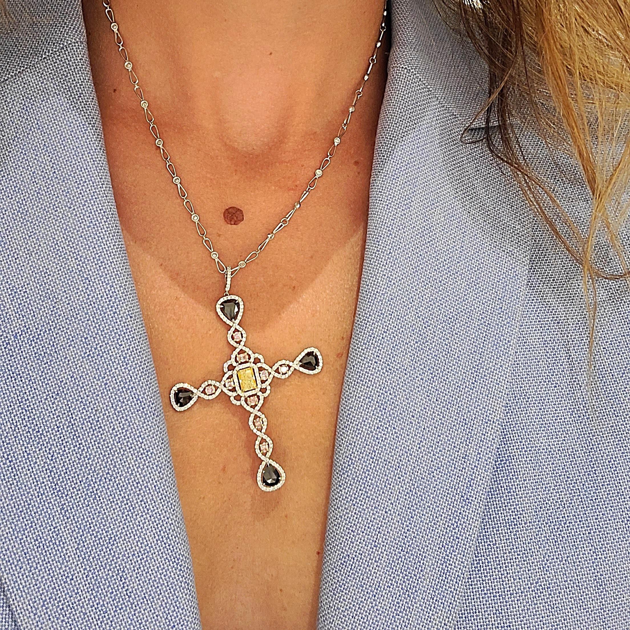 Colgante en forma de cruz de diamantes amarillos, rosas y blancos de 18 quilates con cadena de diamantes Corte radiante en venta