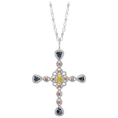 Colgante en forma de cruz de diamantes amarillos, rosas y blancos de 18 quilates con cadena de diamantes