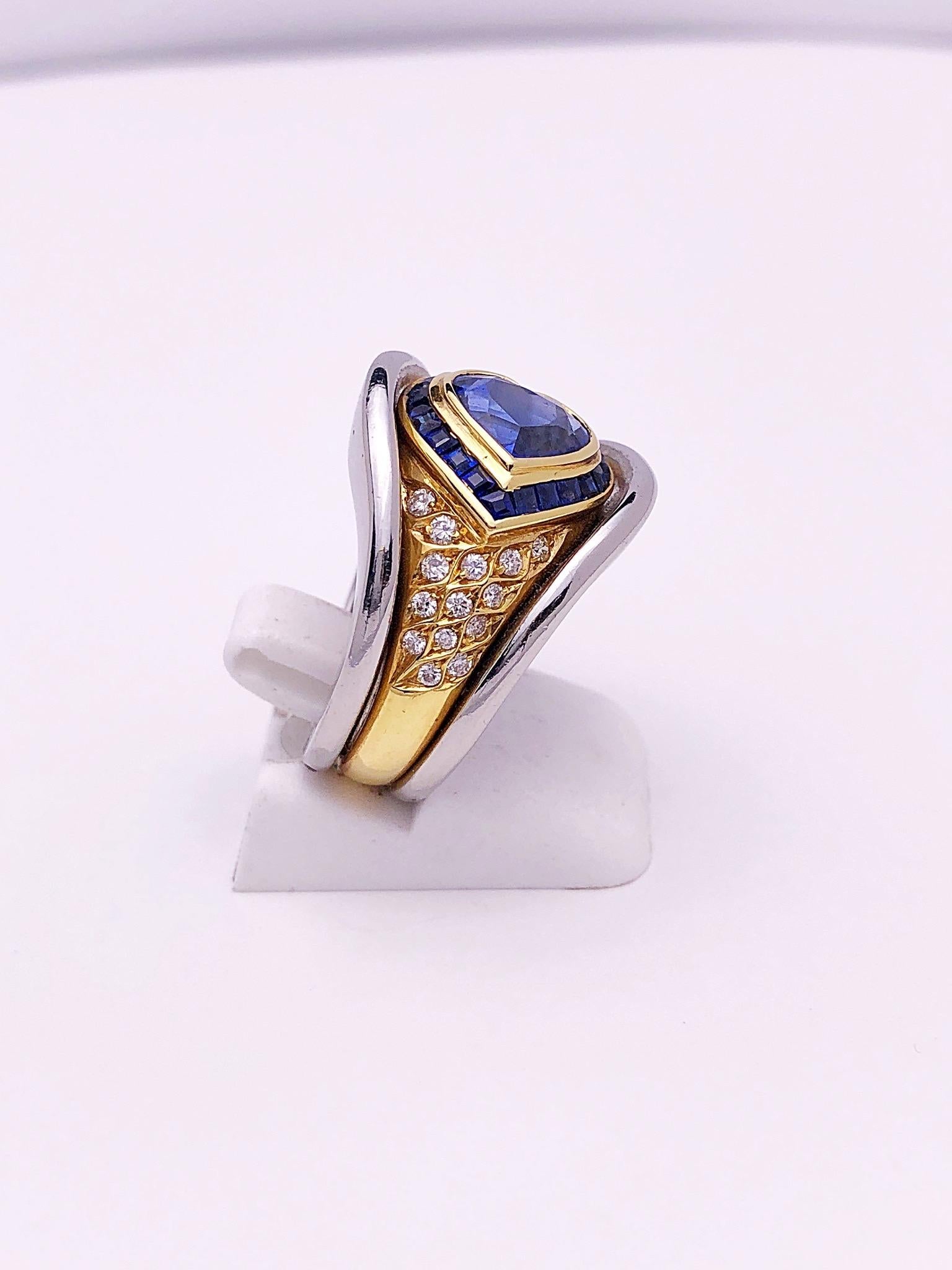 Contemporain 18KT WG & YG Bague en forme de cœur en saphir bleu de 2,00 carats avec diamants de 0,50 carat en vente