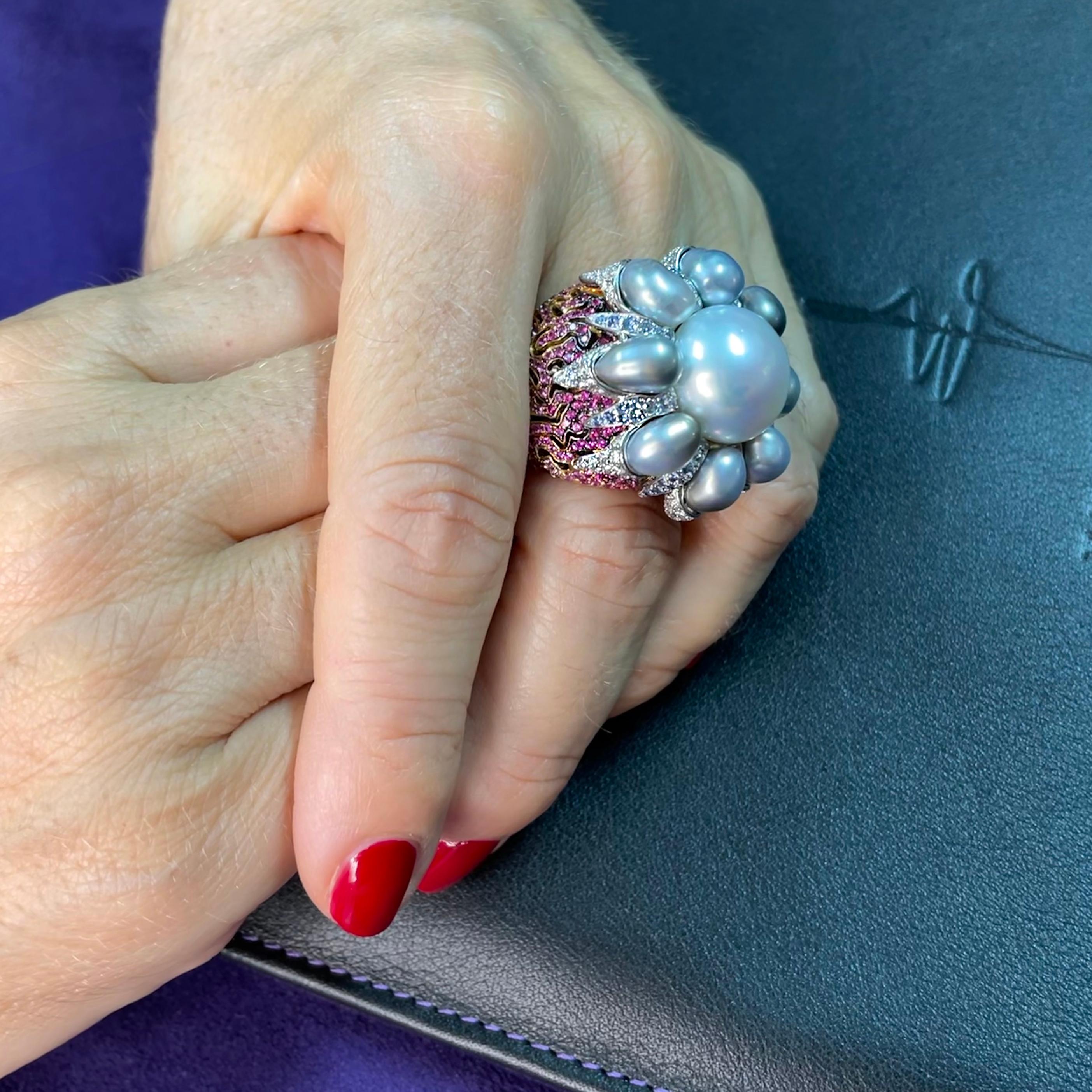 18kt Weiß- und Roségold, weiße Diamanten, blaue und rosa Saphire, Perlen, Ring im Zustand „Hervorragend“ im Angebot in Bangkok, TH