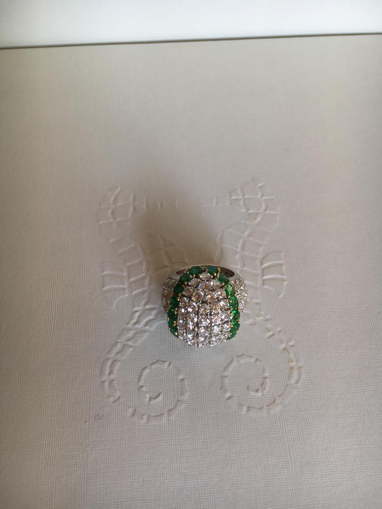 Neoclassical 18kt White and Yellow gold ring, 7.50Ct Diamond, 3.85Ct Emerald, Pavè, Brillants For Sale