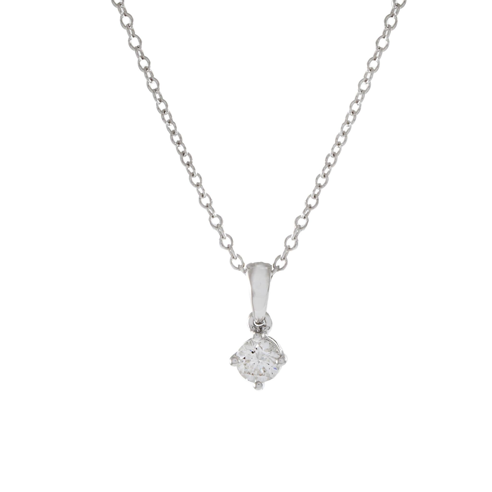 Questo ciondolo è un gioiello accattivante, che vanta uno splendido diamante rotondo da 0,19 carati con taglio a brillante, colore G e purezza VS2. Incastonato nell'oro bianco 18KT, il diamante è completato da una catena a cavo rotonda in oro bianco