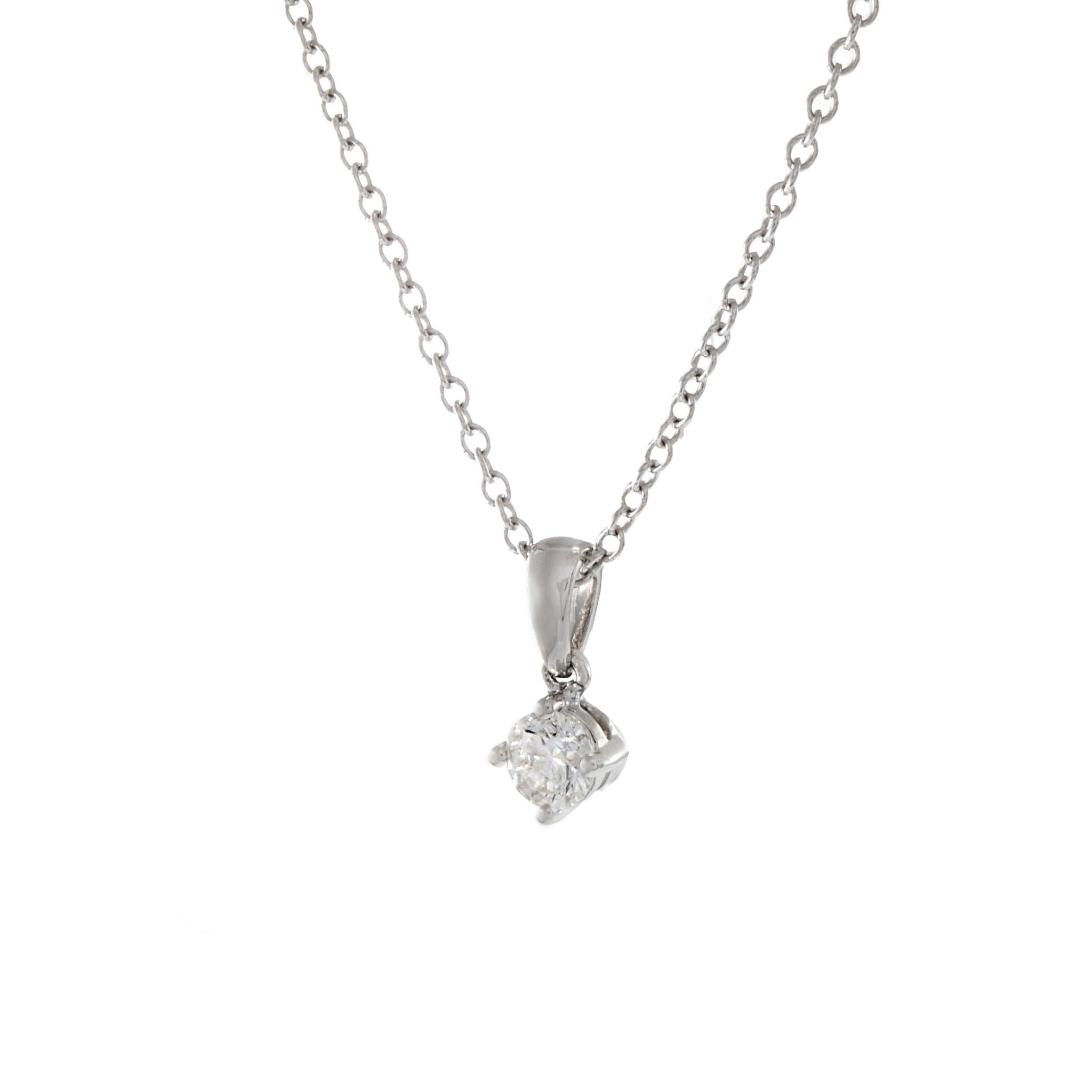 Moderno Ciondolo in oro bianco 18KT con diamante taglio rotondo da 0,19 carati in vendita