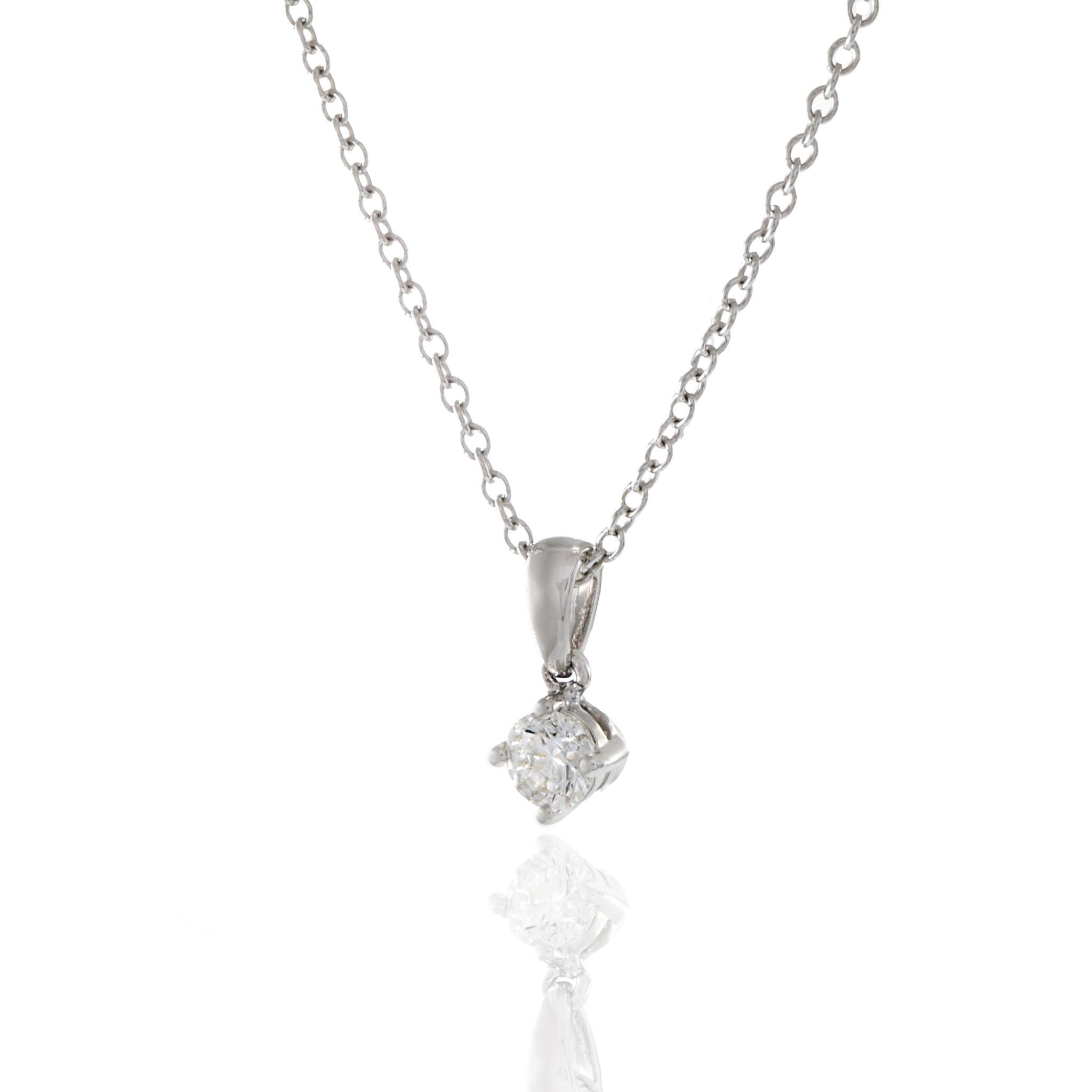 Taglio rotondo Ciondolo in oro bianco 18KT con diamante taglio rotondo da 0,19 carati in vendita
