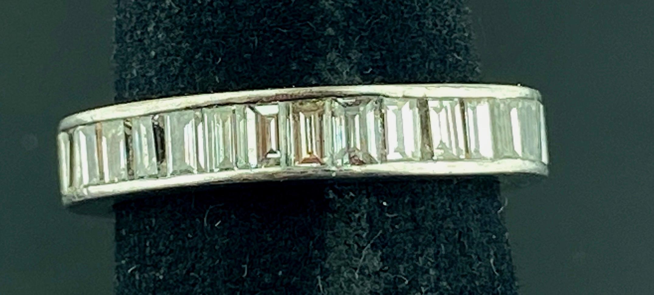 Anneau d'éternité en or blanc 18 carats avec diamants taille baguette de 1,50 carat en vente 1