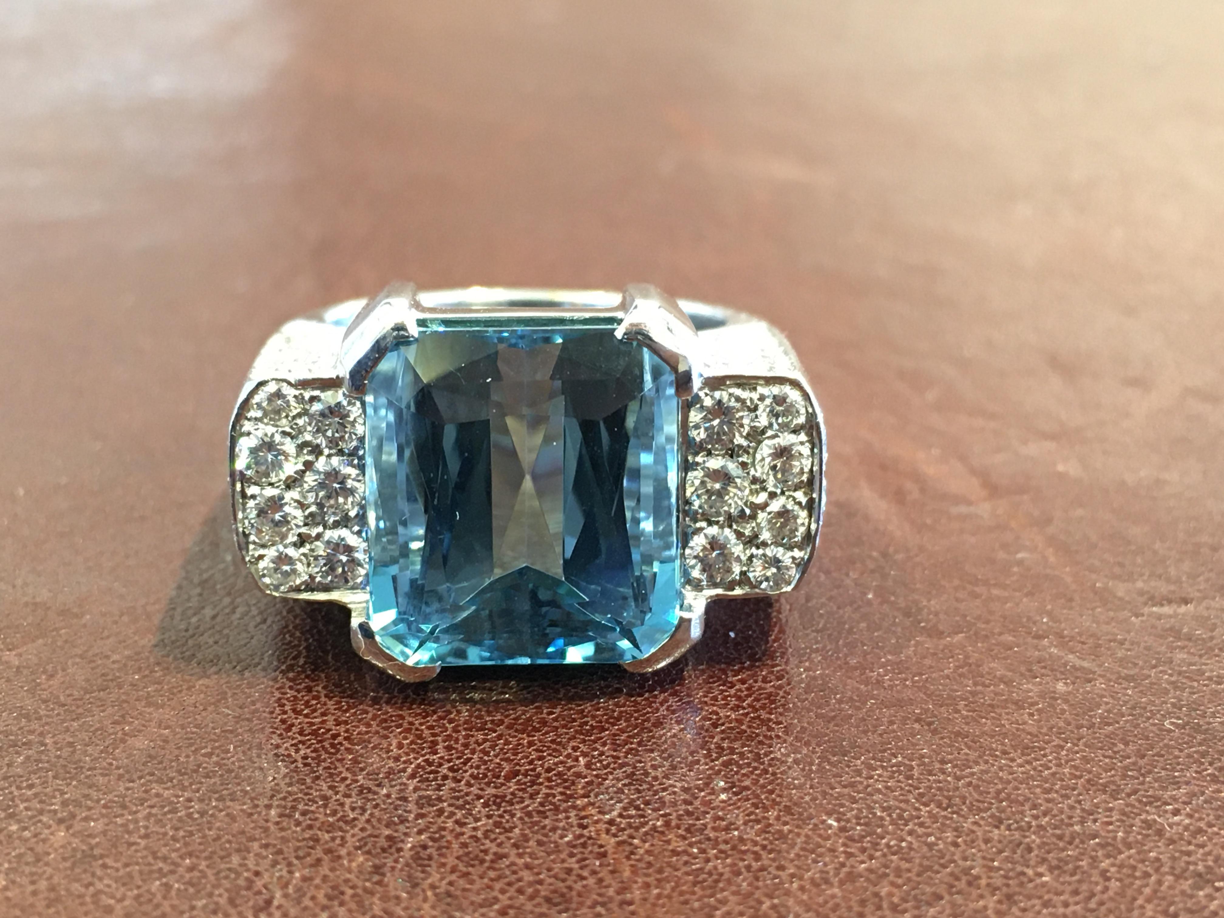 18kt White Gold, 1.53ct Diamonds, 9.00ct Blue Topaz Ring In New Condition For Sale In Firenze, FI