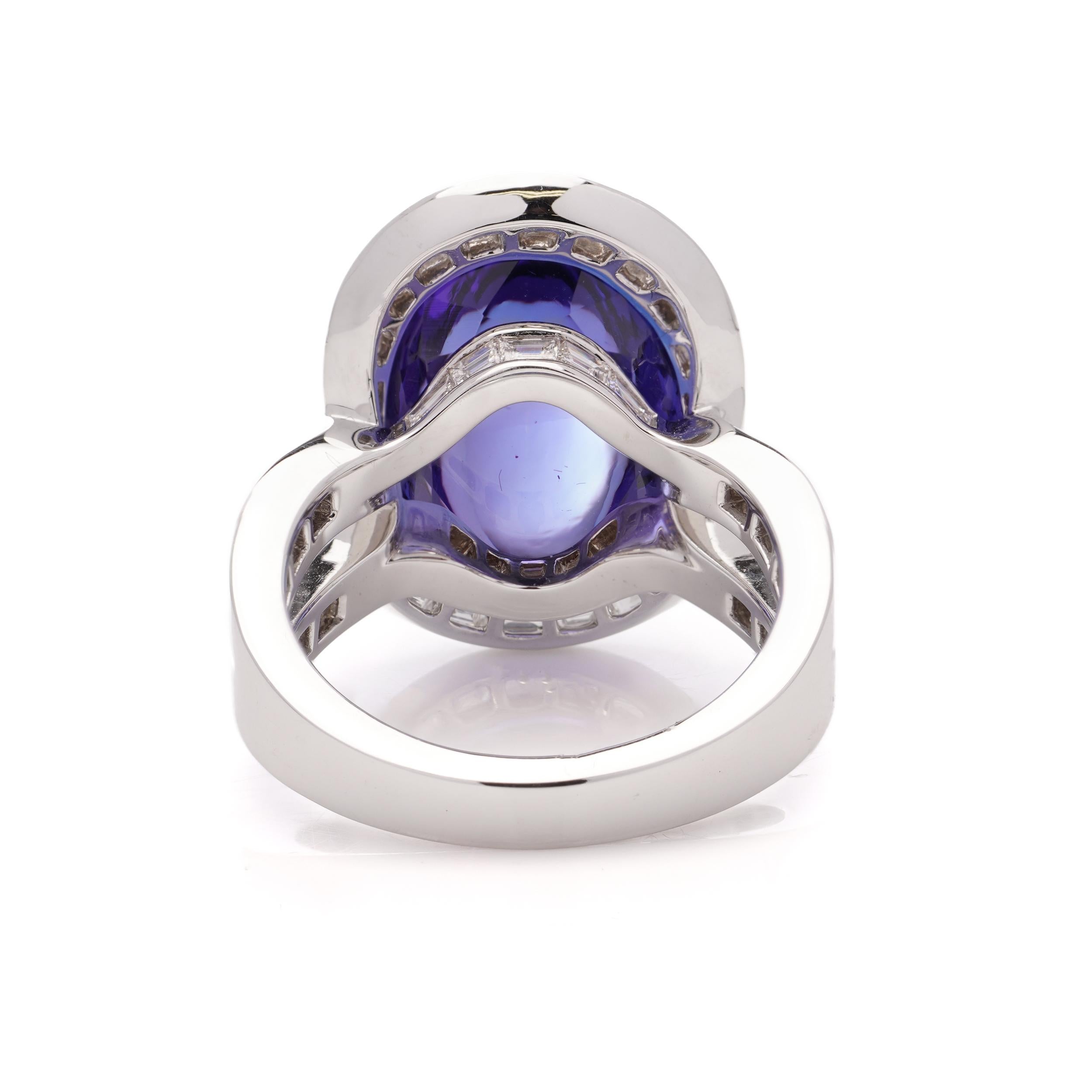 18kt white gold 16 cts  tanzanite cabochon ring with diamonds  In Good Condition For Sale In Braintree, GB