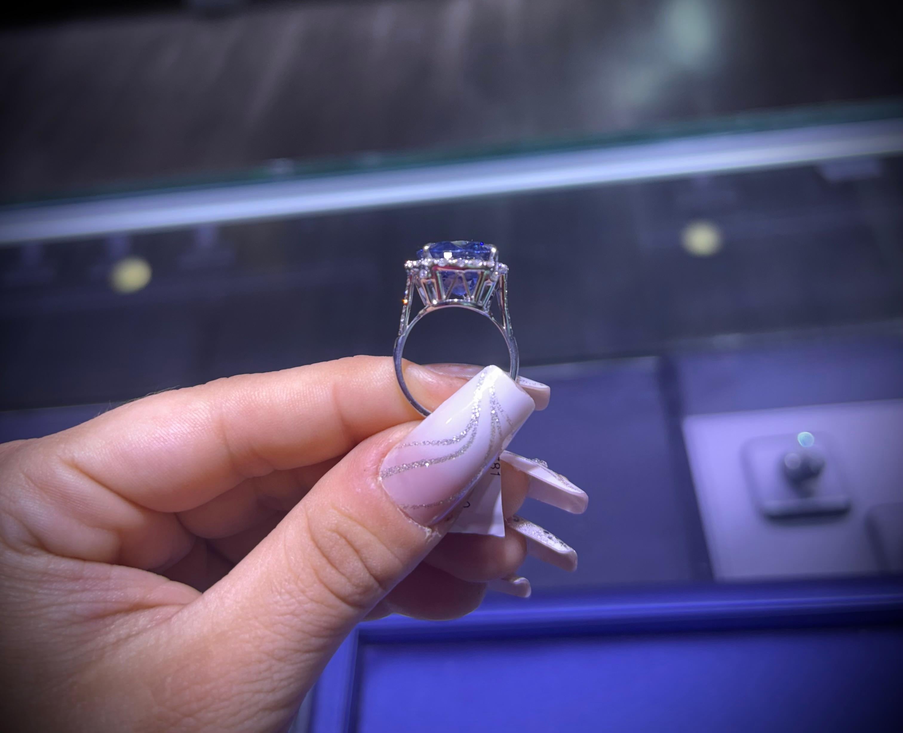 18 Karat Weißgold 18,41 Karat ovaler Saphir in der Mitte und 1 Karat natürliche Diamanten Damen im Angebot