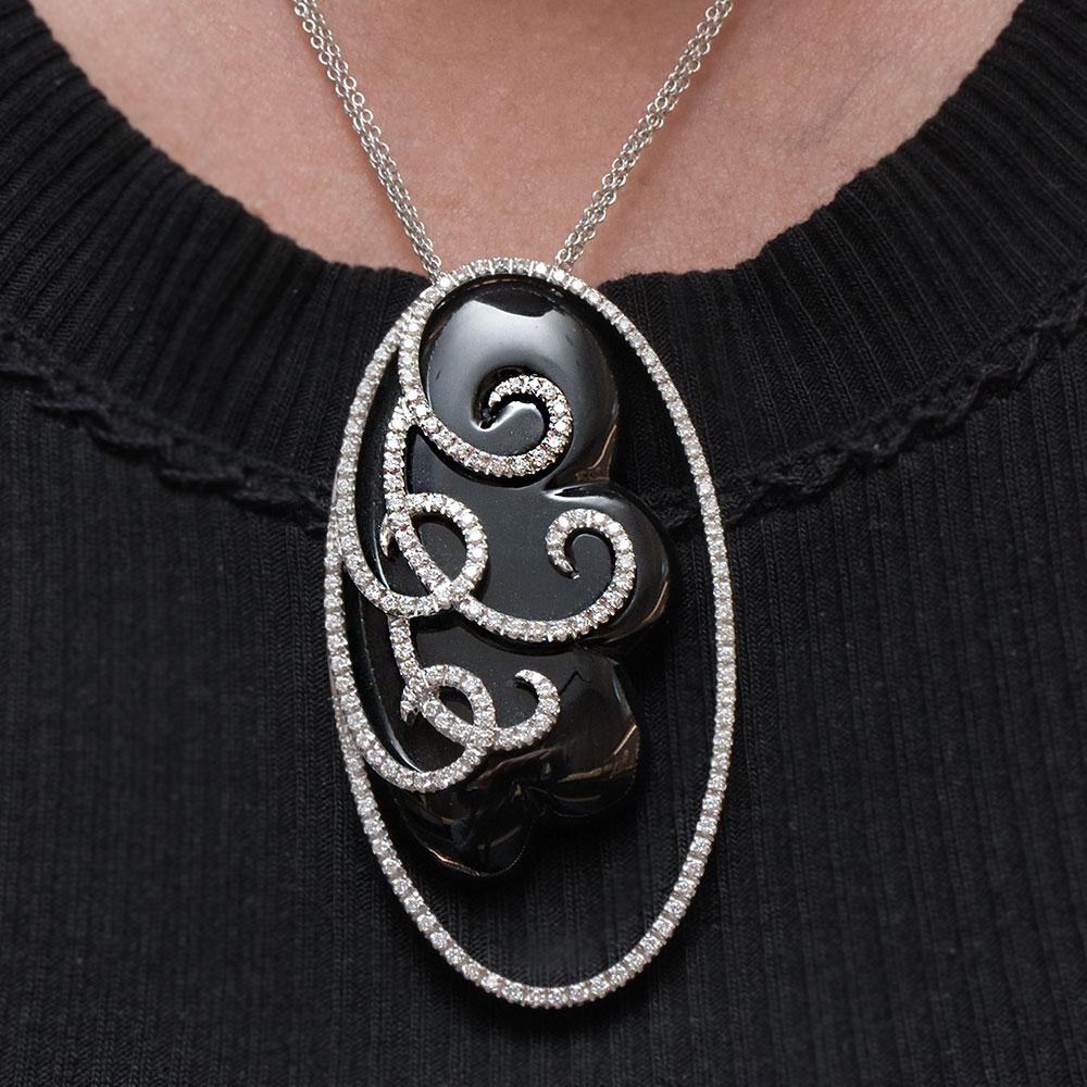 This elegant necklace features a 2.5