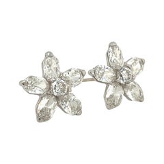 Or blanc 18 carats 2,50 carats. Clous d'oreilles fleur en diamants