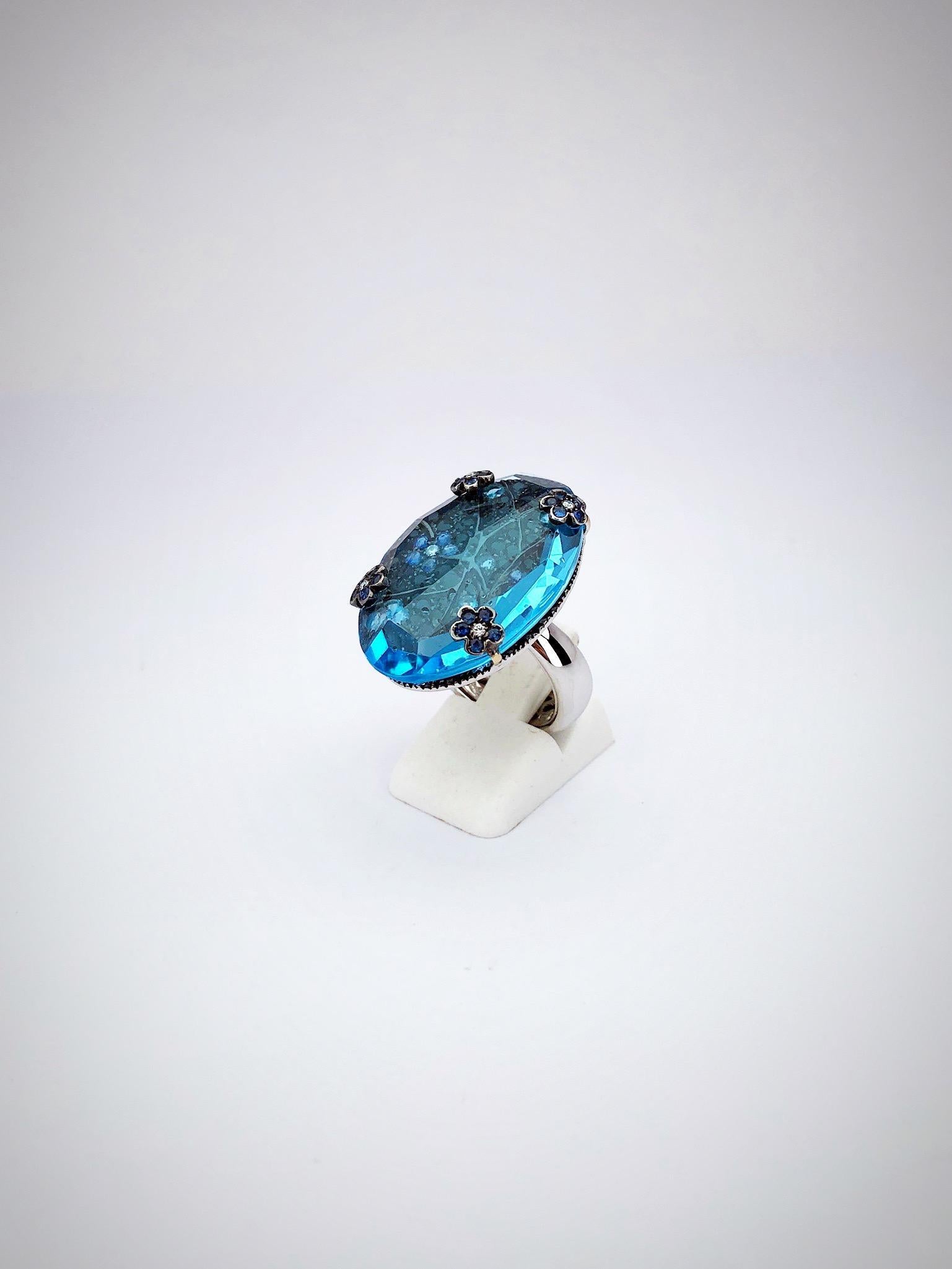 Anello in oro 18 carati da 28,00 carati con topazio blu ovale, zaffiri e acquamarina In condizioni Nuovo in vendita a New York, NY