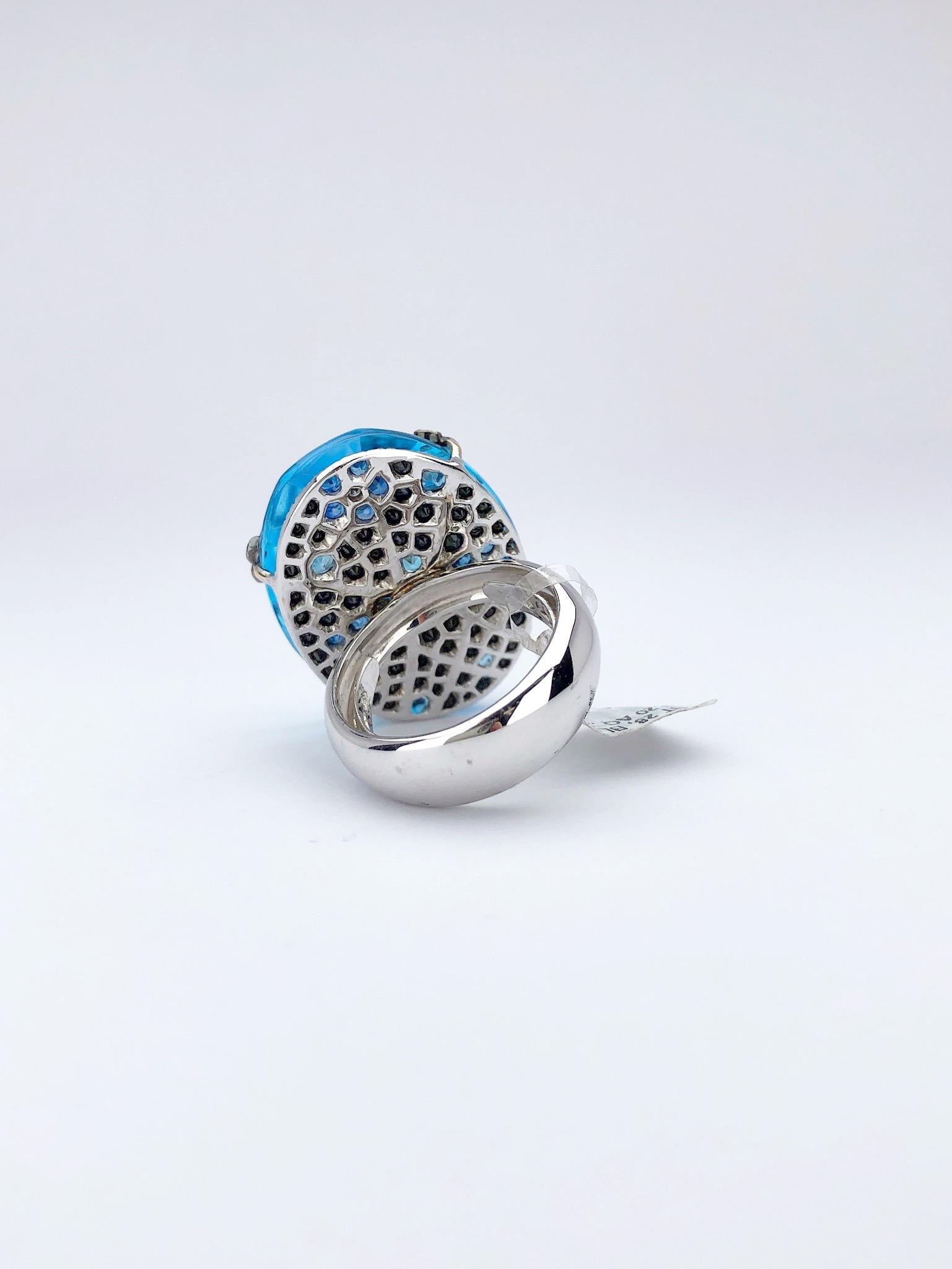 Anello in oro 18 carati da 28,00 carati con topazio blu ovale, zaffiri e acquamarina in vendita 1