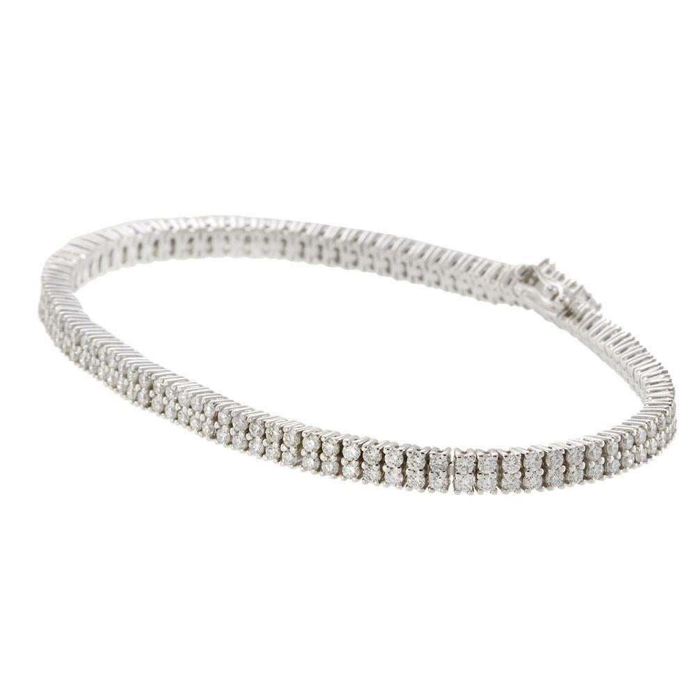 Pulsera de tenis de oro blanco de 18 quilates con doble fila de diamantes de 2,83 qt Corte brillante en venta