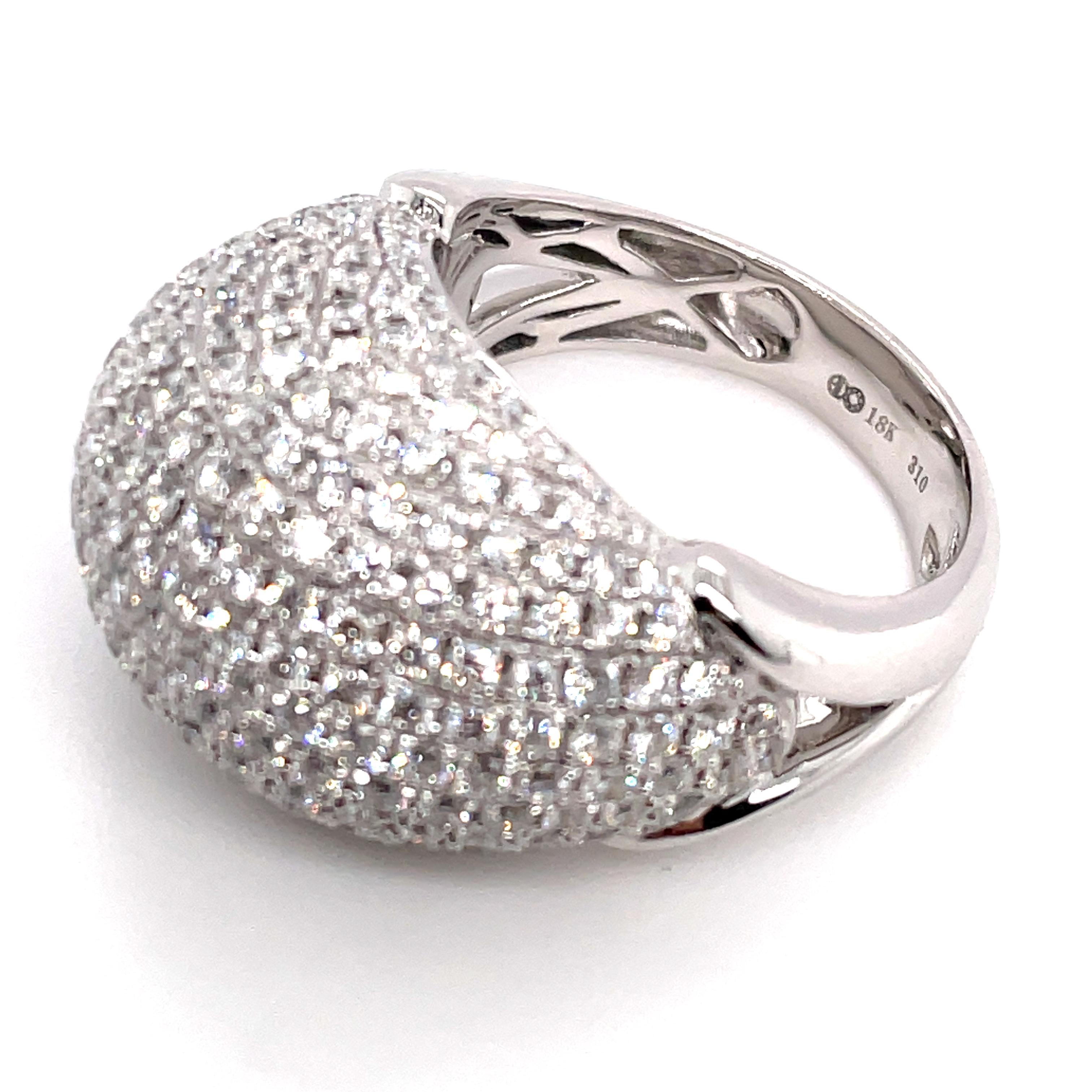 Round Cut 18Kt White Gold 3.10ct Diamond Cocktail Ring For Sale