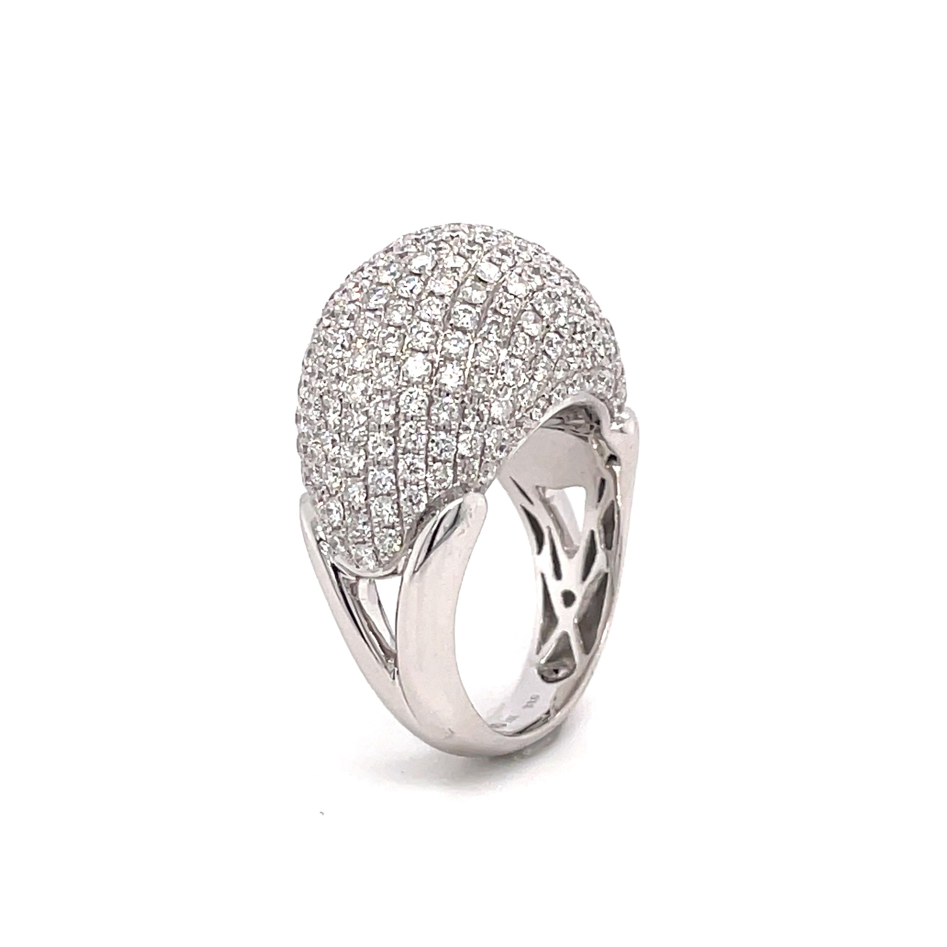18Kt White Gold 3.10ct Diamond Cocktail Ring In Excellent Condition For Sale In New York, NY