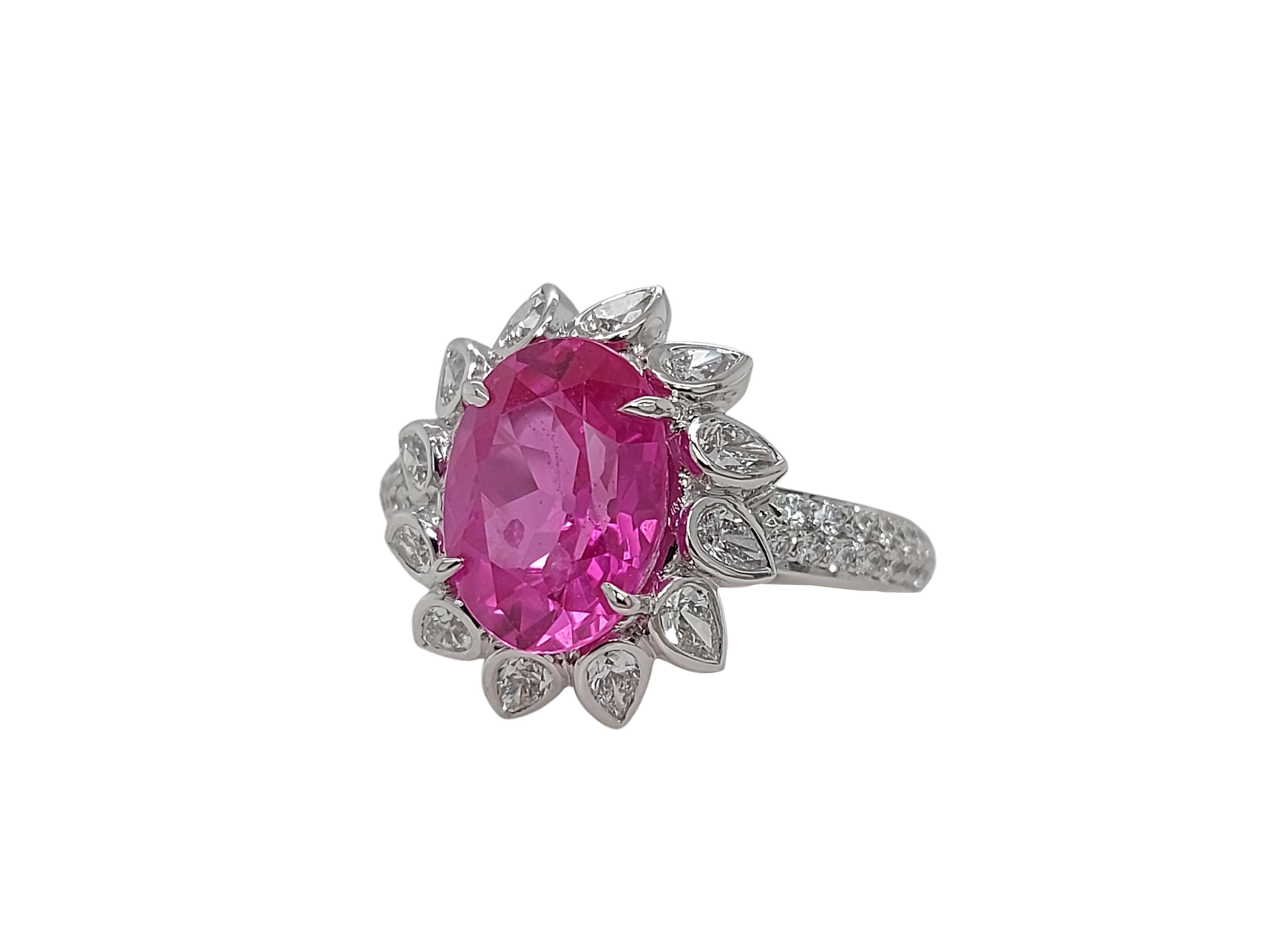 18kt White Gold 3.5 Ct Burma NH Pink Sapphire & Diamonds Ring, SSEF Certificate In New Condition For Sale In Antwerp, BE