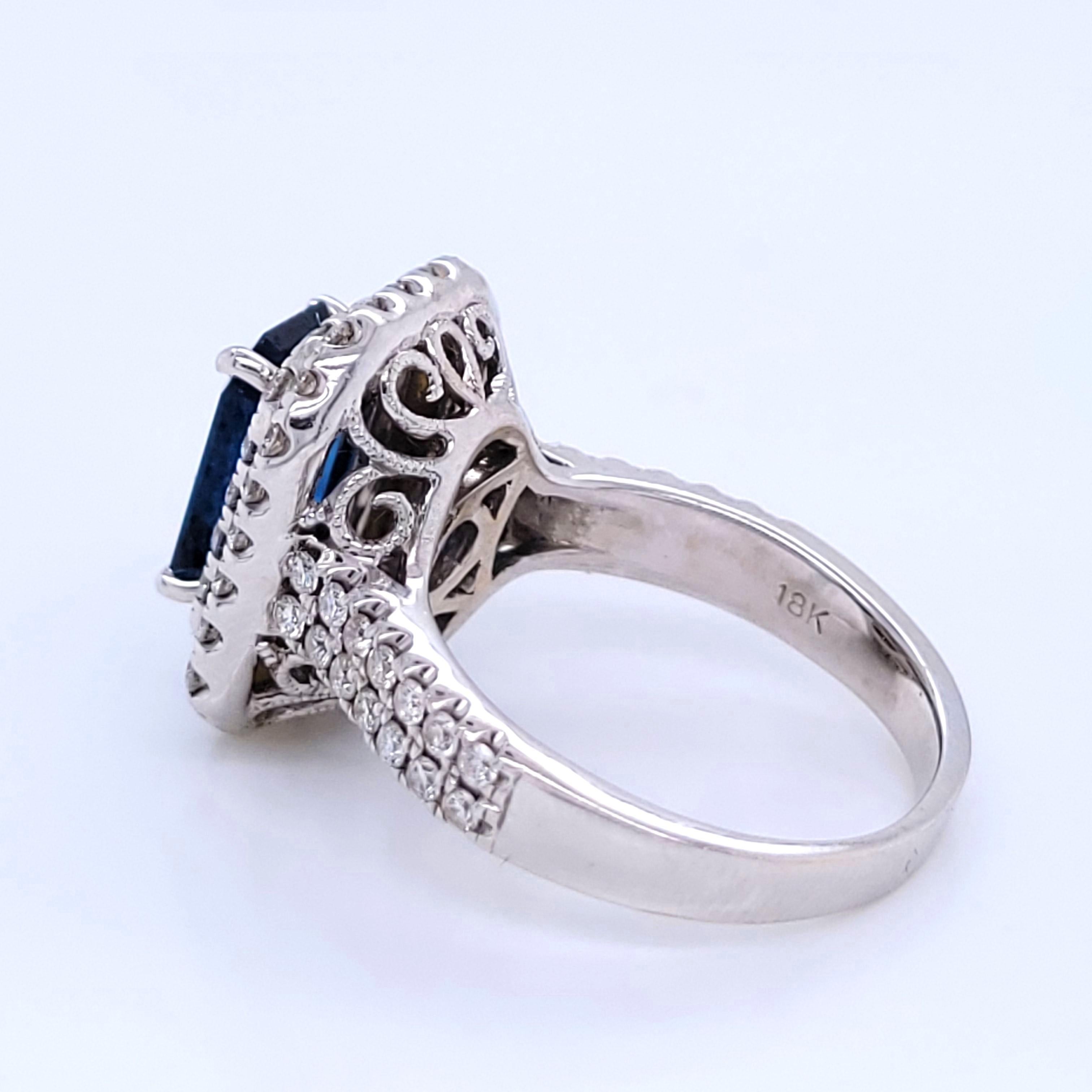 Oro blanco de 18 quilates y doble halo de diamantes engastados alrededor de este precioso zafiro azul de Ceilán talla esmeralda. Este hermoso zafiro de 2,45 quilates es de un profundo y rico color azul. La talla esmeralda tiende a extraer el color,