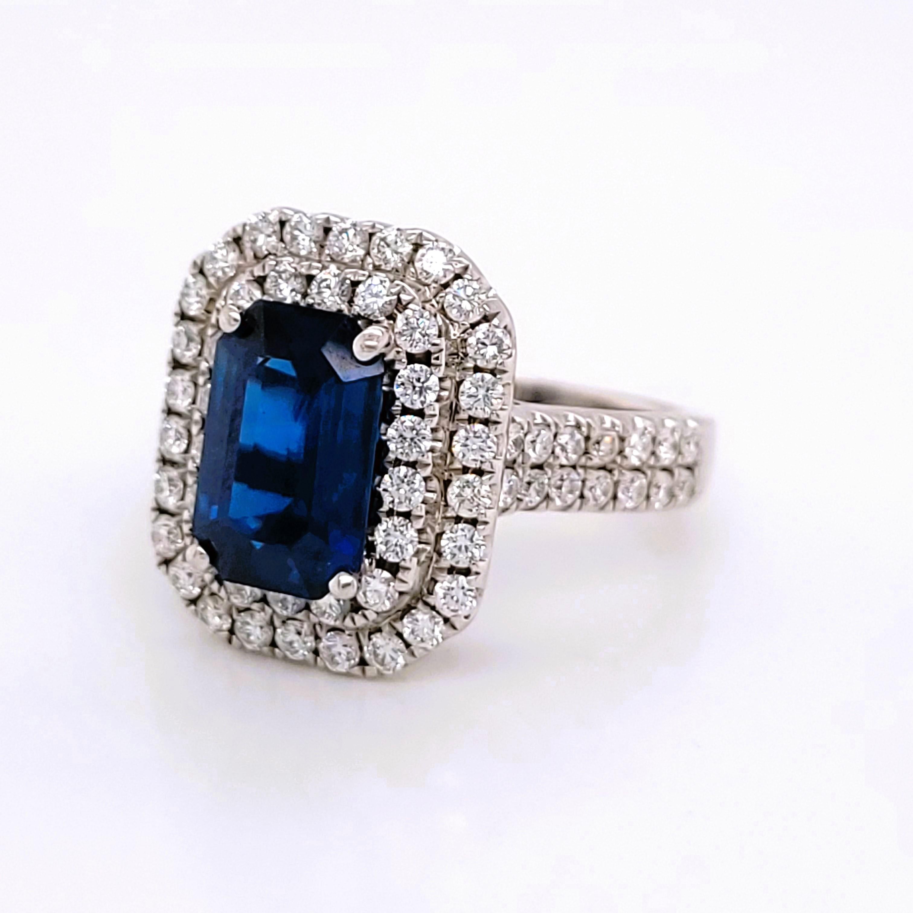 Anillo de oro blanco de 18 quilates con zafiro y diamantes talla esmeralda de 3,55 ctw en Nuevo estado para la venta en Miami, FL