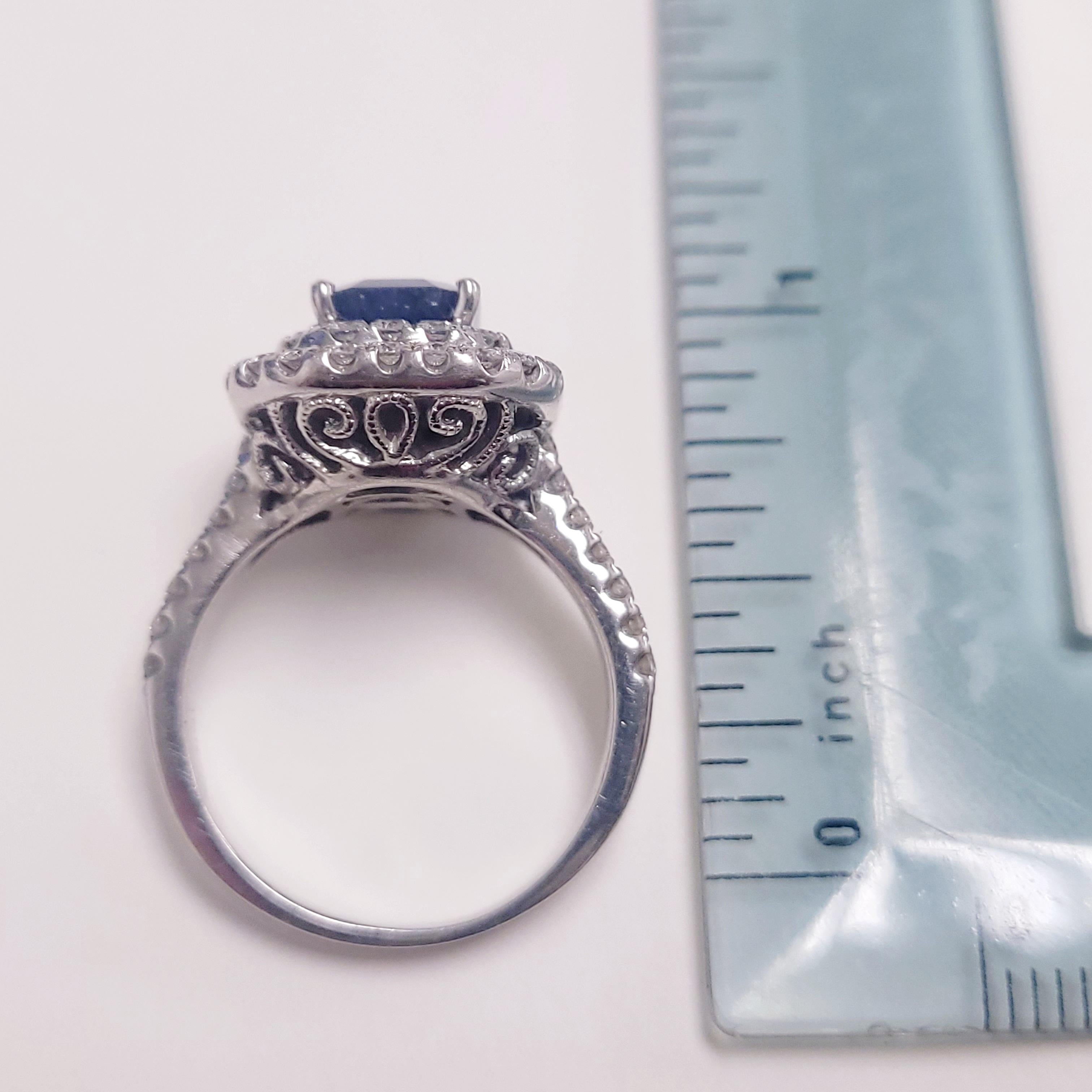 Anillo de oro blanco de 18 quilates con zafiro y diamantes talla esmeralda de 3,55 ctw en venta 1