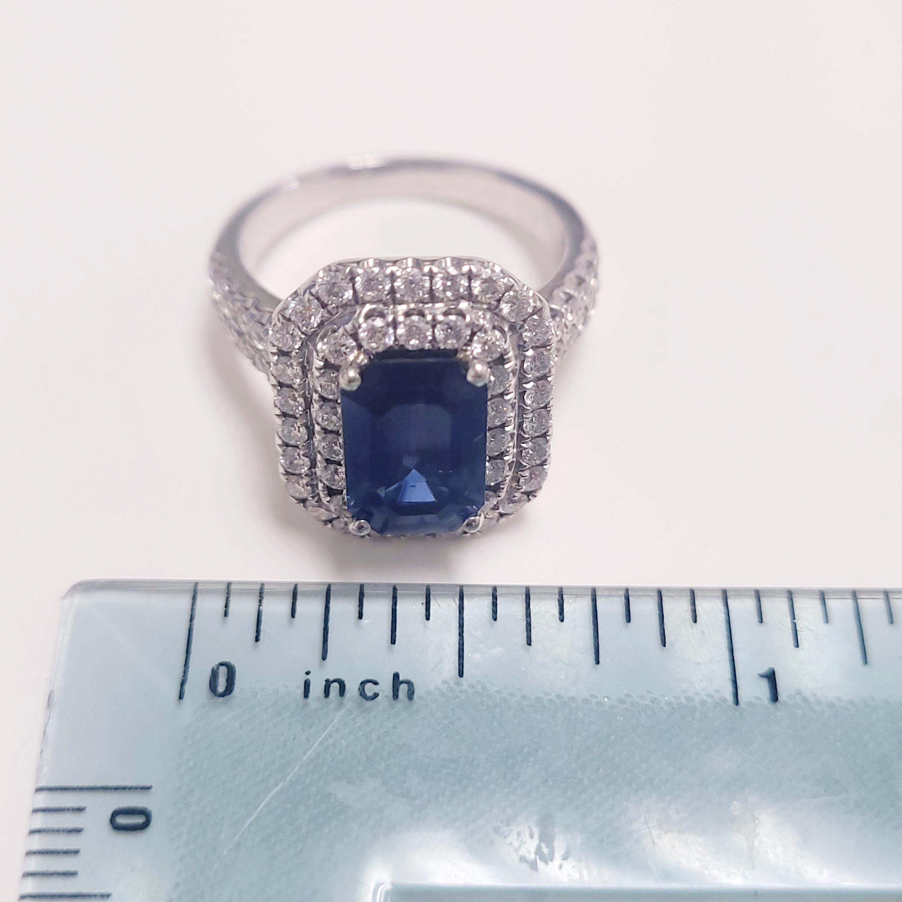 Anillo de oro blanco de 18 quilates con zafiro y diamantes talla esmeralda de 3,55 ctw en venta 2