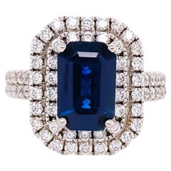 Anillo de oro blanco de 18 quilates con zafiro y diamantes talla esmeralda de 3,55 ctw