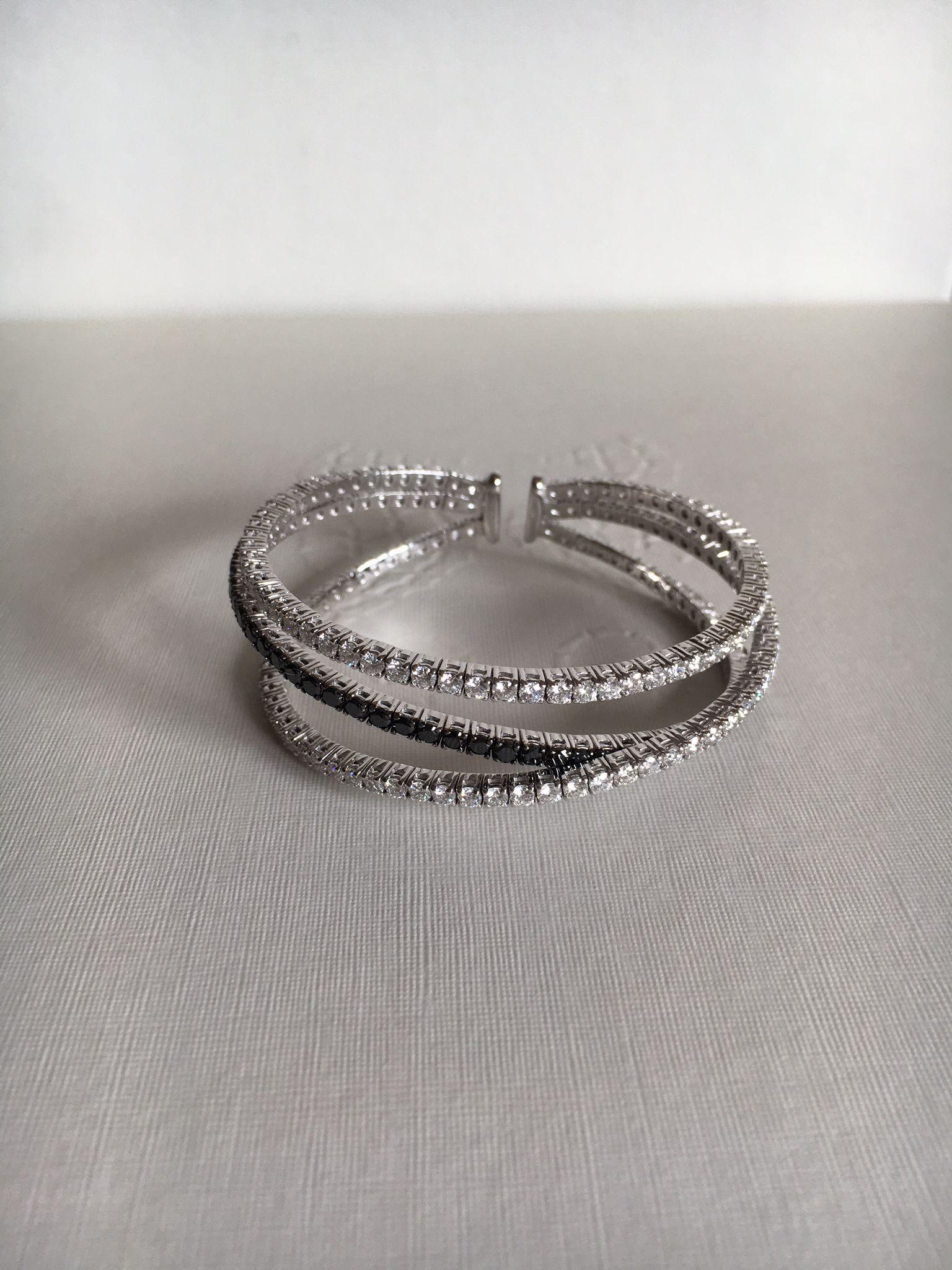 Contemporary 18kt white gold 37.00ct twisted wire bracelet, White & Black Diamonds 8.29ct For Sale