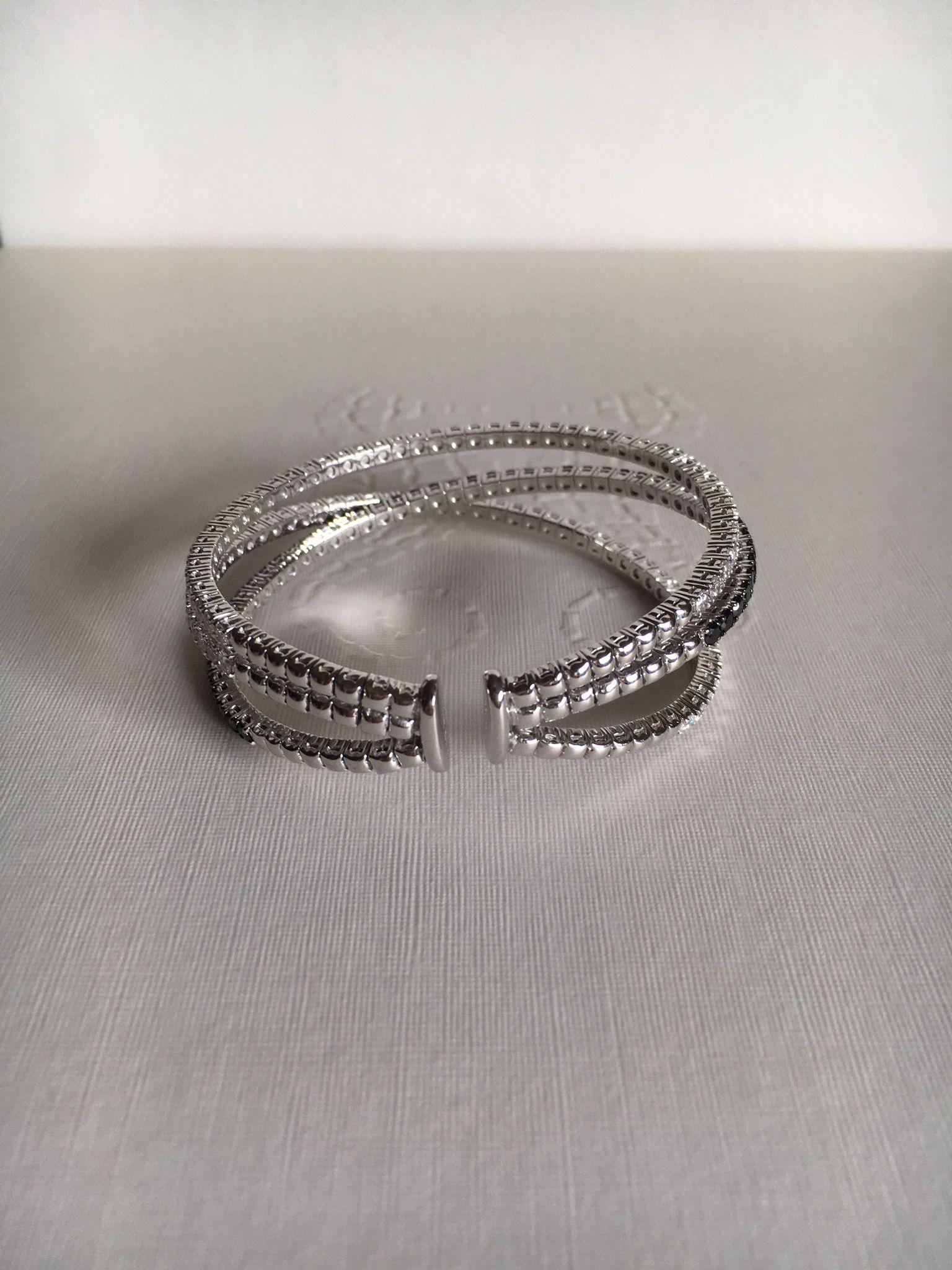 Brilliant Cut 18kt white gold 37.00ct twisted wire bracelet, White & Black Diamonds 8.29ct For Sale