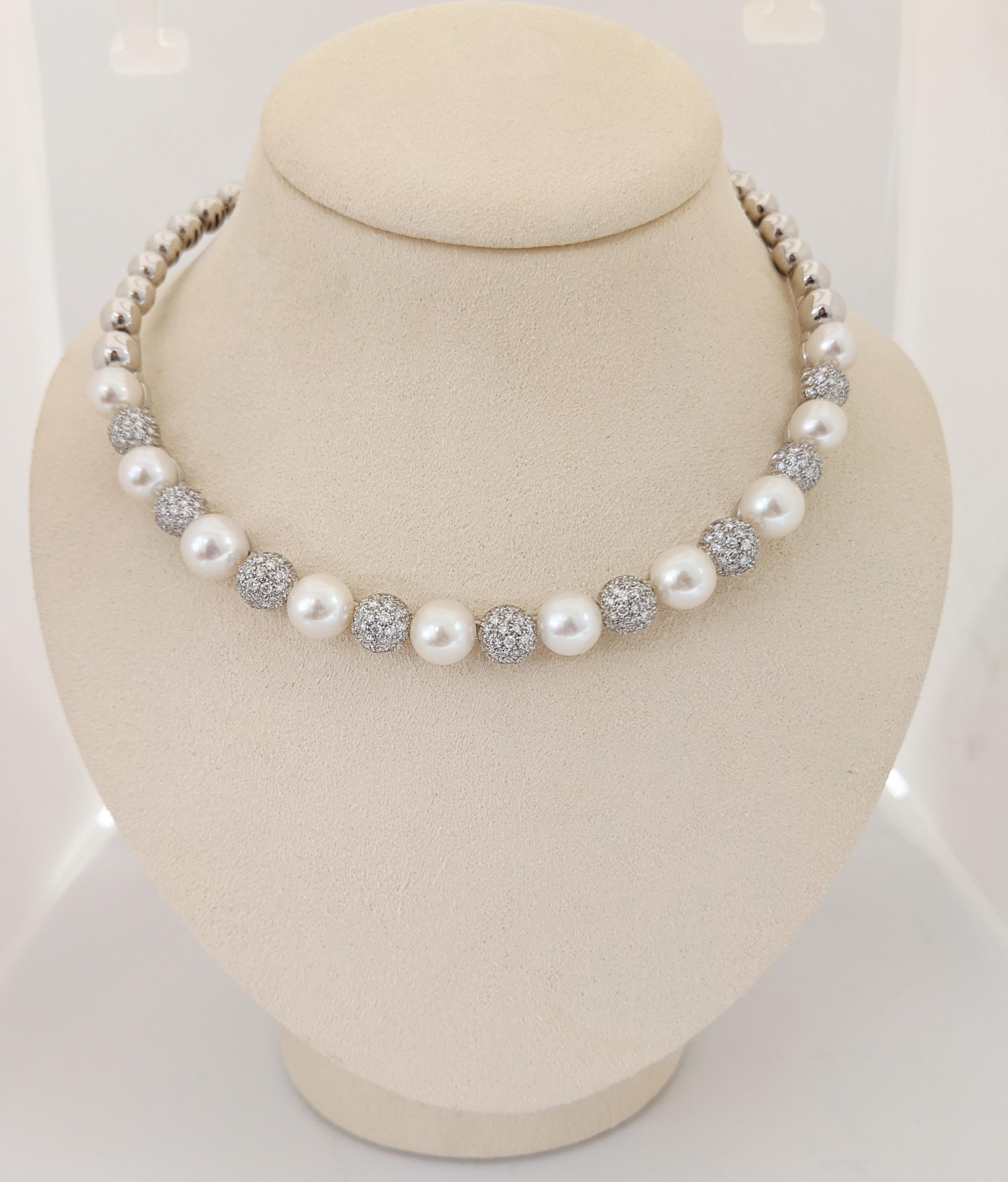 Sentez-vous comme une princesse dans ce magnifique collier en or blanc 18 carats, diamants et perles. Le collier a été serti de 9 boules de diamants pavées qui alternent avec 10 perles blanches de culture. Le motif se poursuit au dos avec des boules