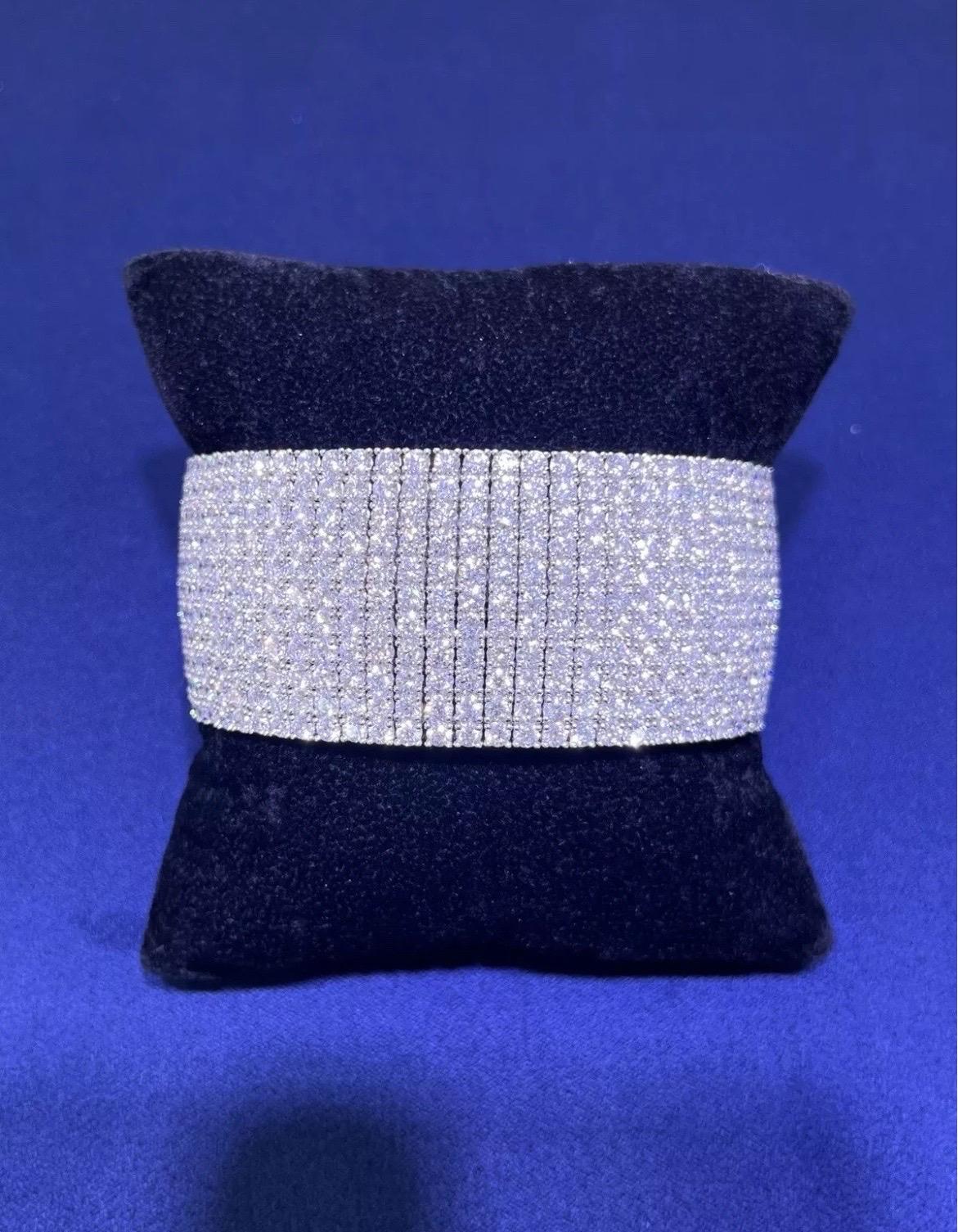 Bracelet en or blanc 18kt 47.47CT 11 Row Diamond Classic Multi-Row Tennis Bangle en vente 7