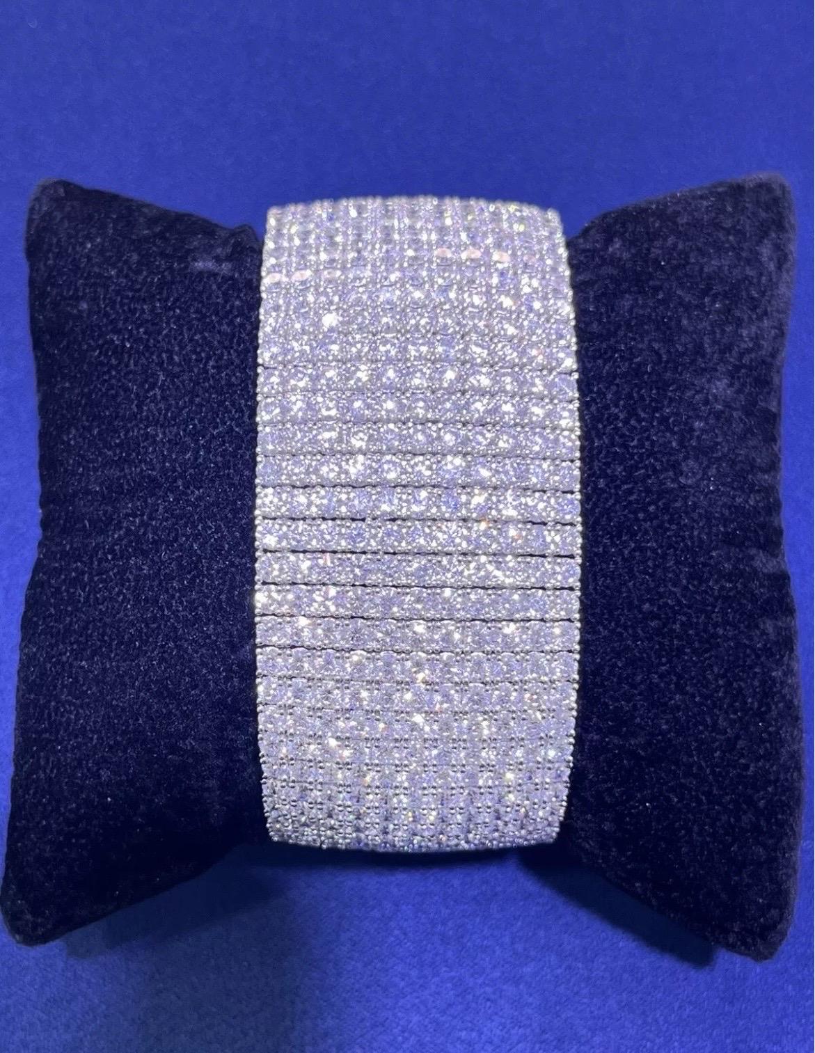 Bracelet en or blanc 18kt 47.47CT 11 Row Diamond Classic Multi-Row Tennis Bangle en vente 13
