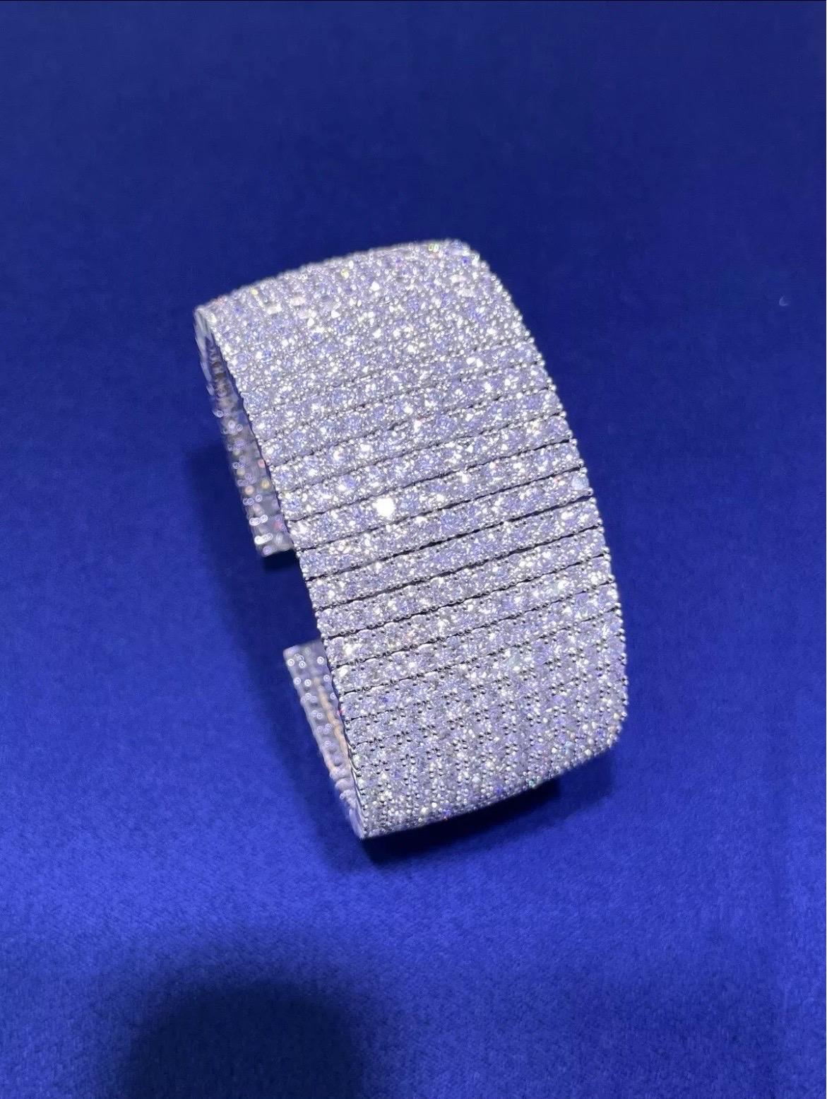 Le bracelet de tennis classique à rangs multiples en or blanc 18kt et diamants 47,47CT 11 rangs est une déclaration extraordinaire de luxe et de sophistication. Réalisé en or blanc 18kt, ce bracelet présente 11 rangées de diamants rayonnants, pour