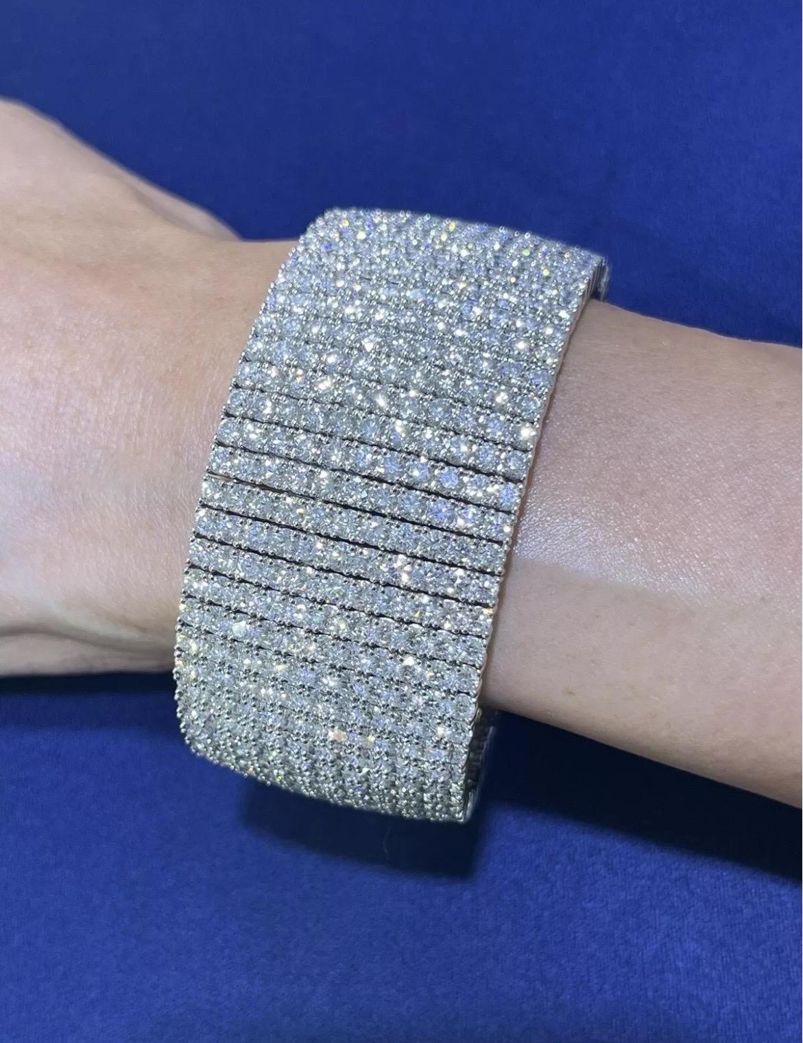 Bracelet en or blanc 18kt 47.47CT 11 Row Diamond Classic Multi-Row Tennis Bangle en vente 1
