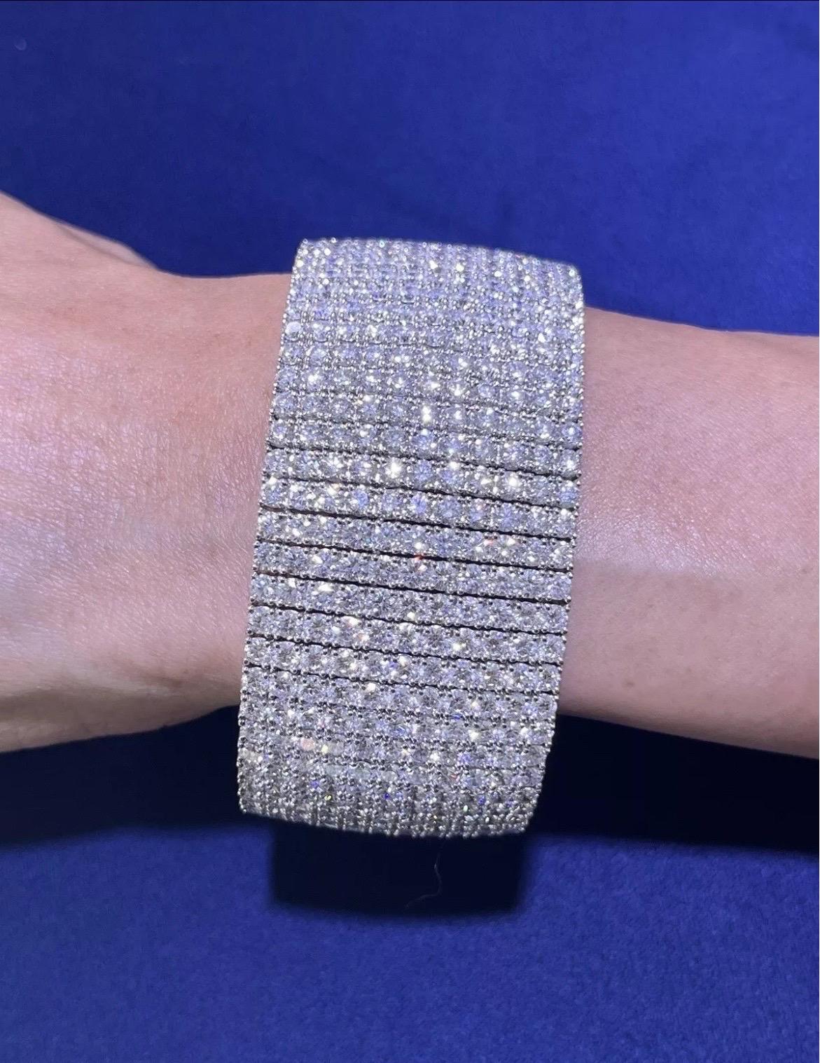 Bracelet en or blanc 18kt 47.47CT 11 Row Diamond Classic Multi-Row Tennis Bangle en vente 2