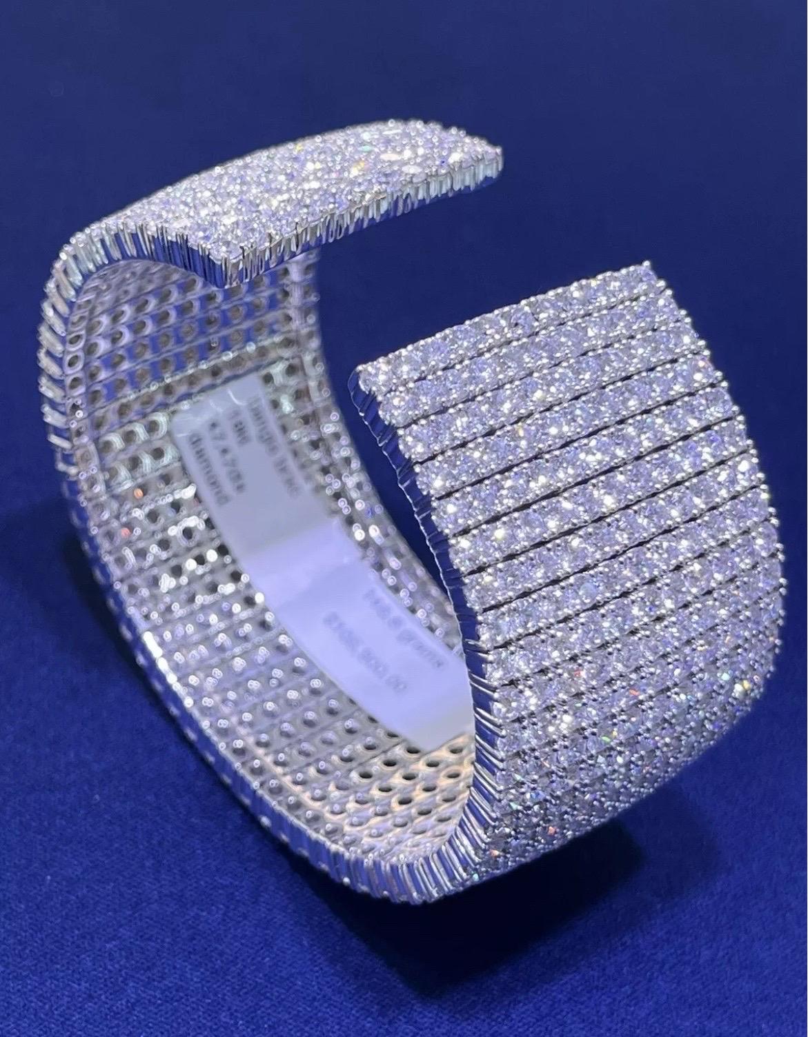 Bracelet en or blanc 18kt 47.47CT 11 Row Diamond Classic Multi-Row Tennis Bangle en vente 3