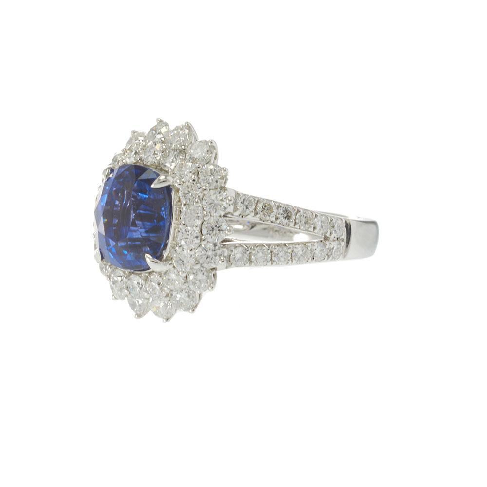 Taille coussin Bague en or blanc 18KT 4.89CT saphir et 2.14CT diamant Cluster en vente