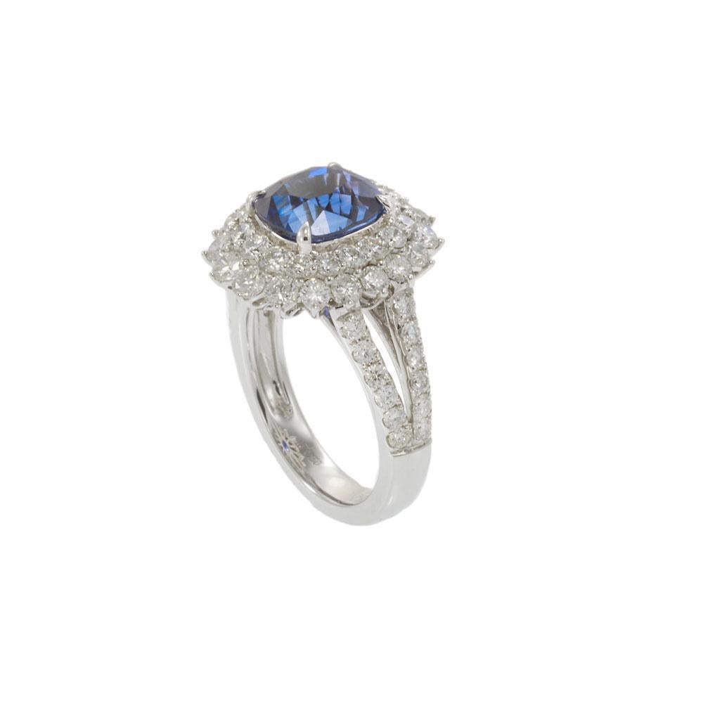 Bague en or blanc 18KT 4.89CT saphir et 2.14CT diamant Cluster Pour femmes en vente